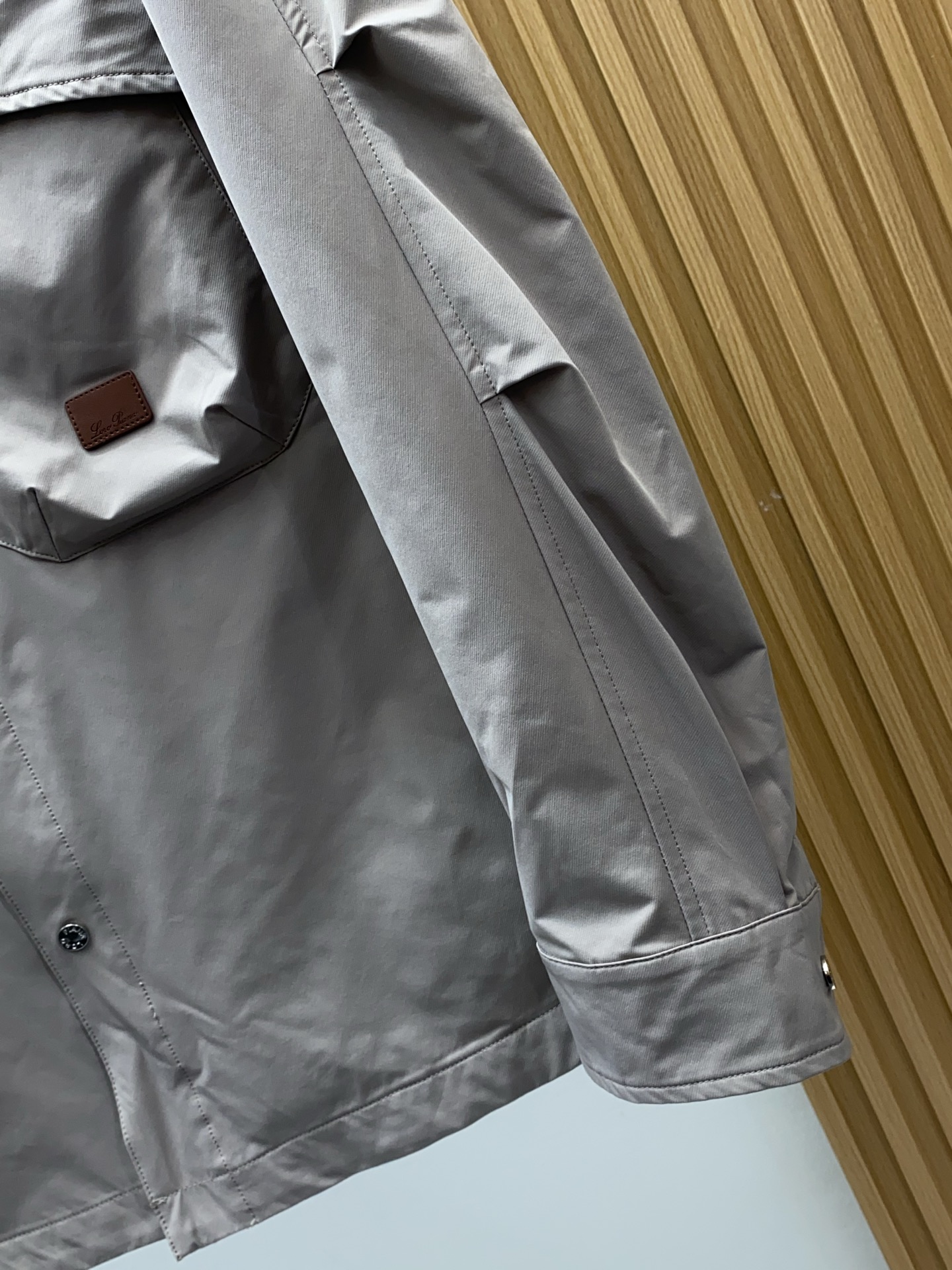 Loro piana 诺悠翩雅 2026新款男士休闲定制夹克外套。穿上简约干练的休闲外套，又是活力满满的