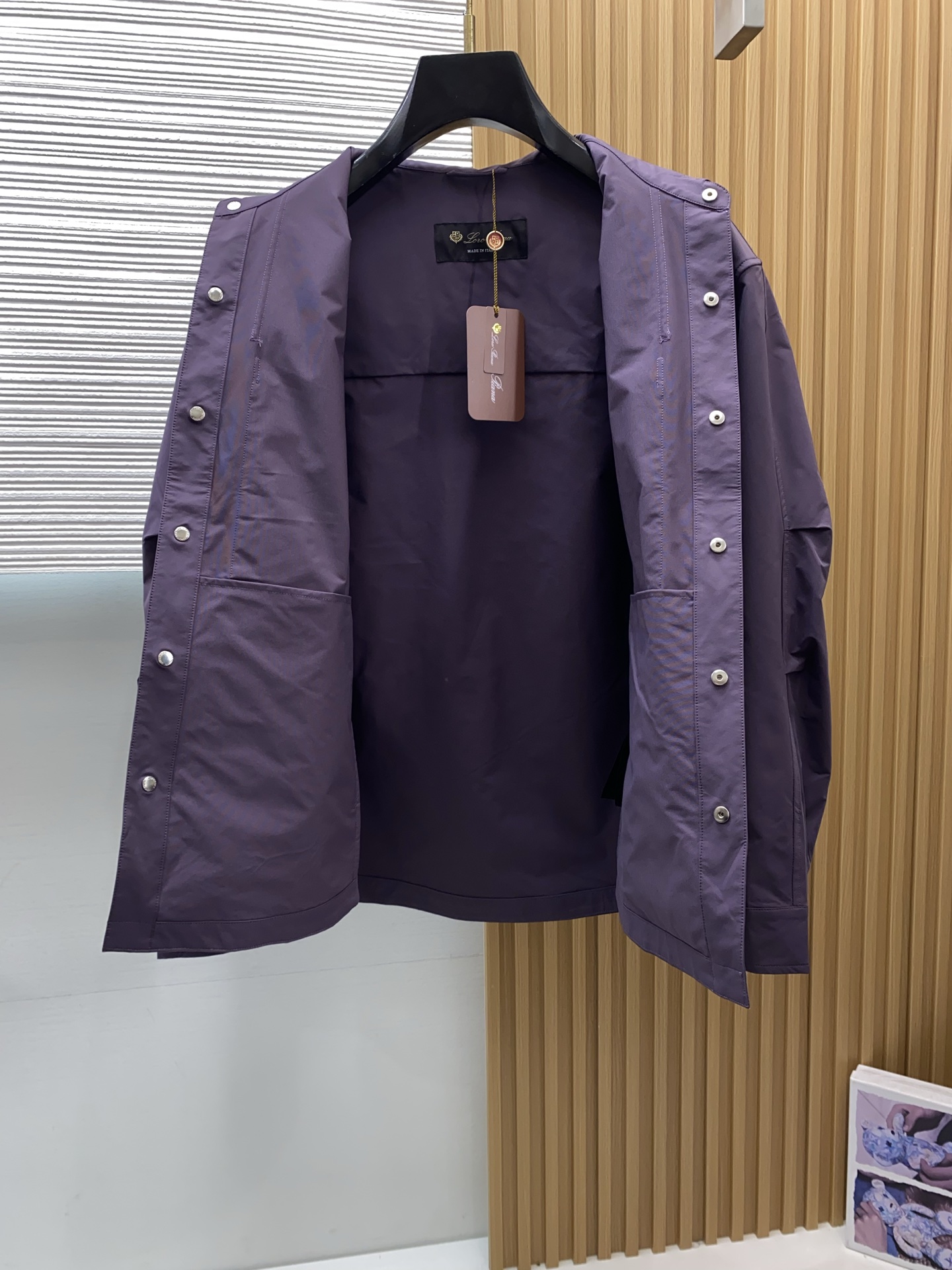 Loro piana 诺悠翩雅 2026新款男士休闲定制夹克外套。穿上简约干练的休闲外套，又是活力满满的