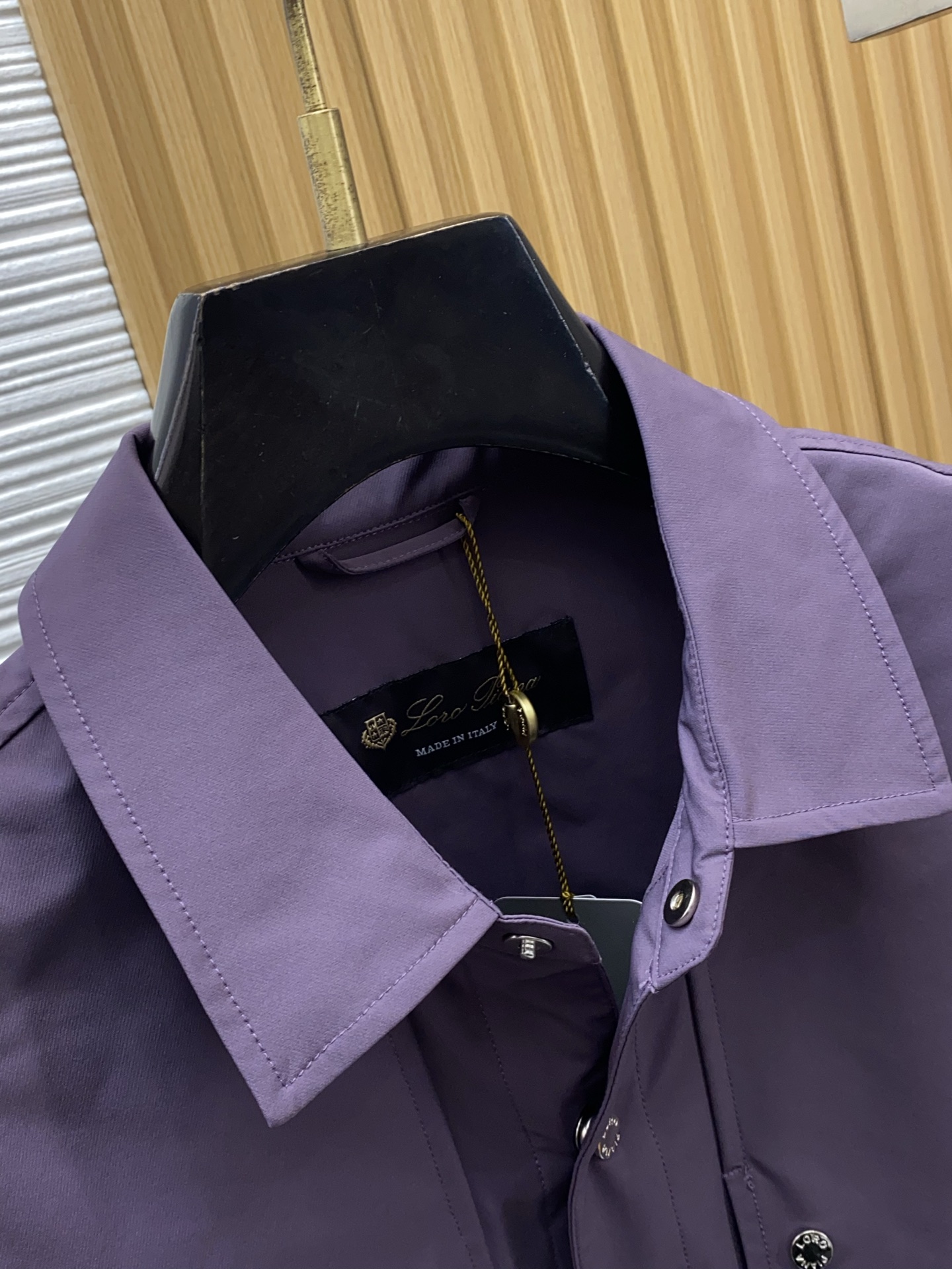 Loro piana 诺悠翩雅 2026新款男士休闲定制夹克外套。穿上简约干练的休闲外套，又是活力满满的