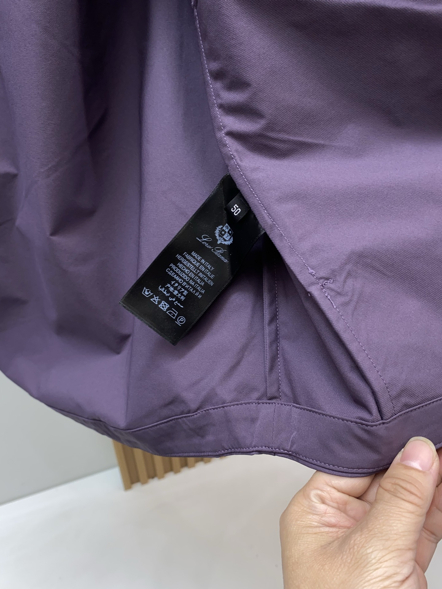 Loro piana 诺悠翩雅 2026新款男士休闲定制夹克外套。穿上简约干练的休闲外套，又是活力满满的