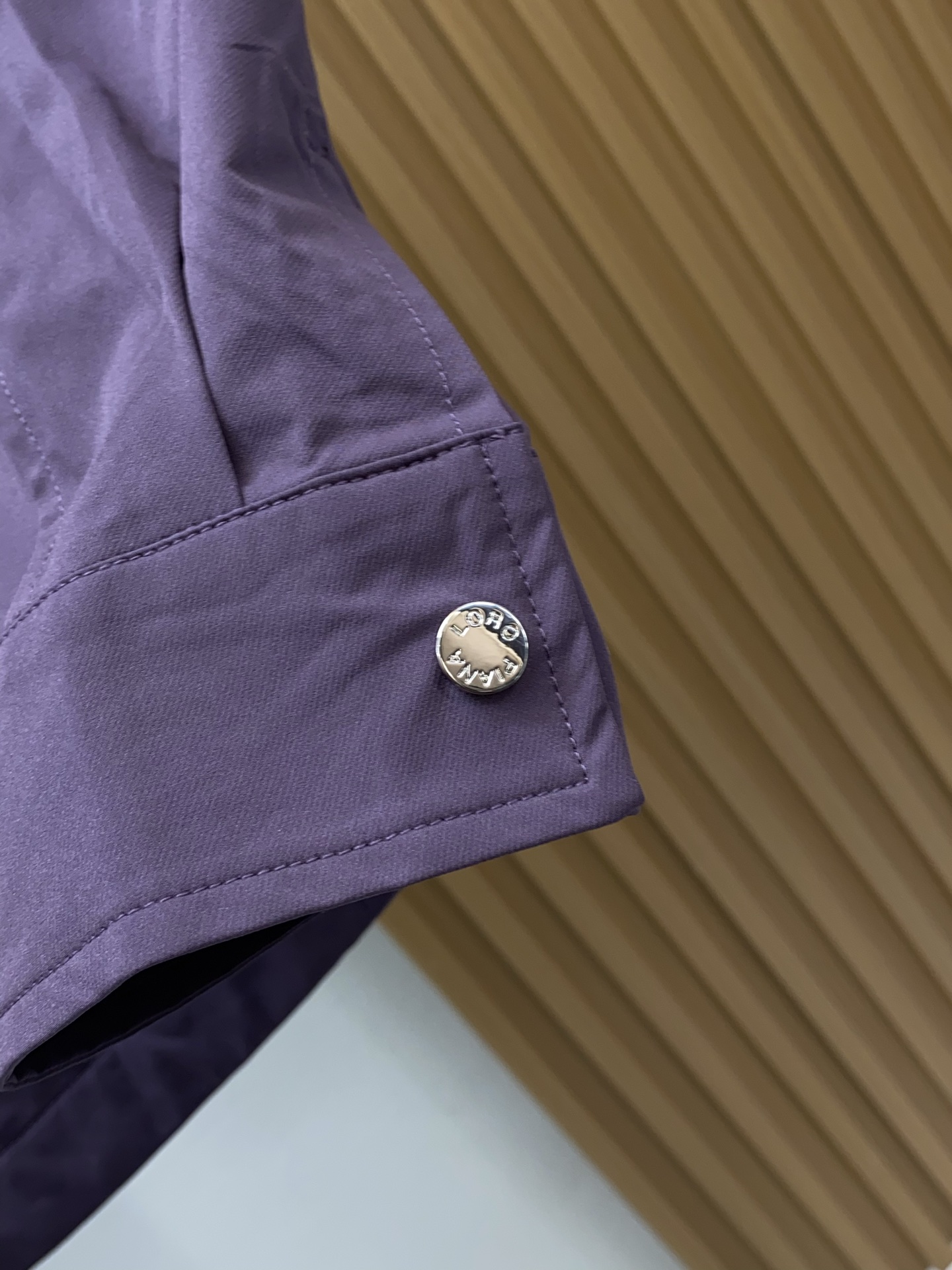 Loro piana 诺悠翩雅 2026新款男士休闲定制夹克外套。穿上简约干练的休闲外套，又是活力满满的