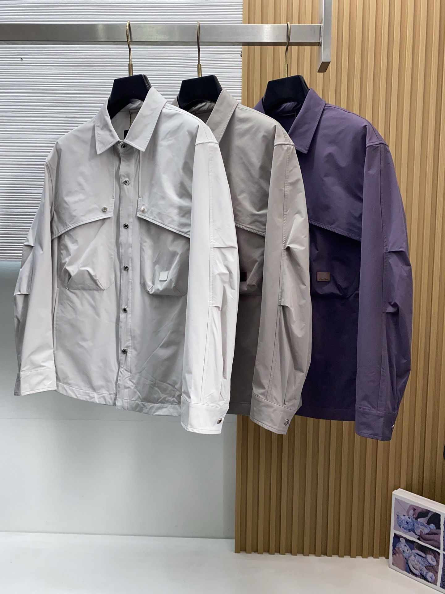 Loro piana 诺悠翩雅 2026新款男士休闲定制夹克外套。穿上简约干练的休闲外套，又是活力满满的