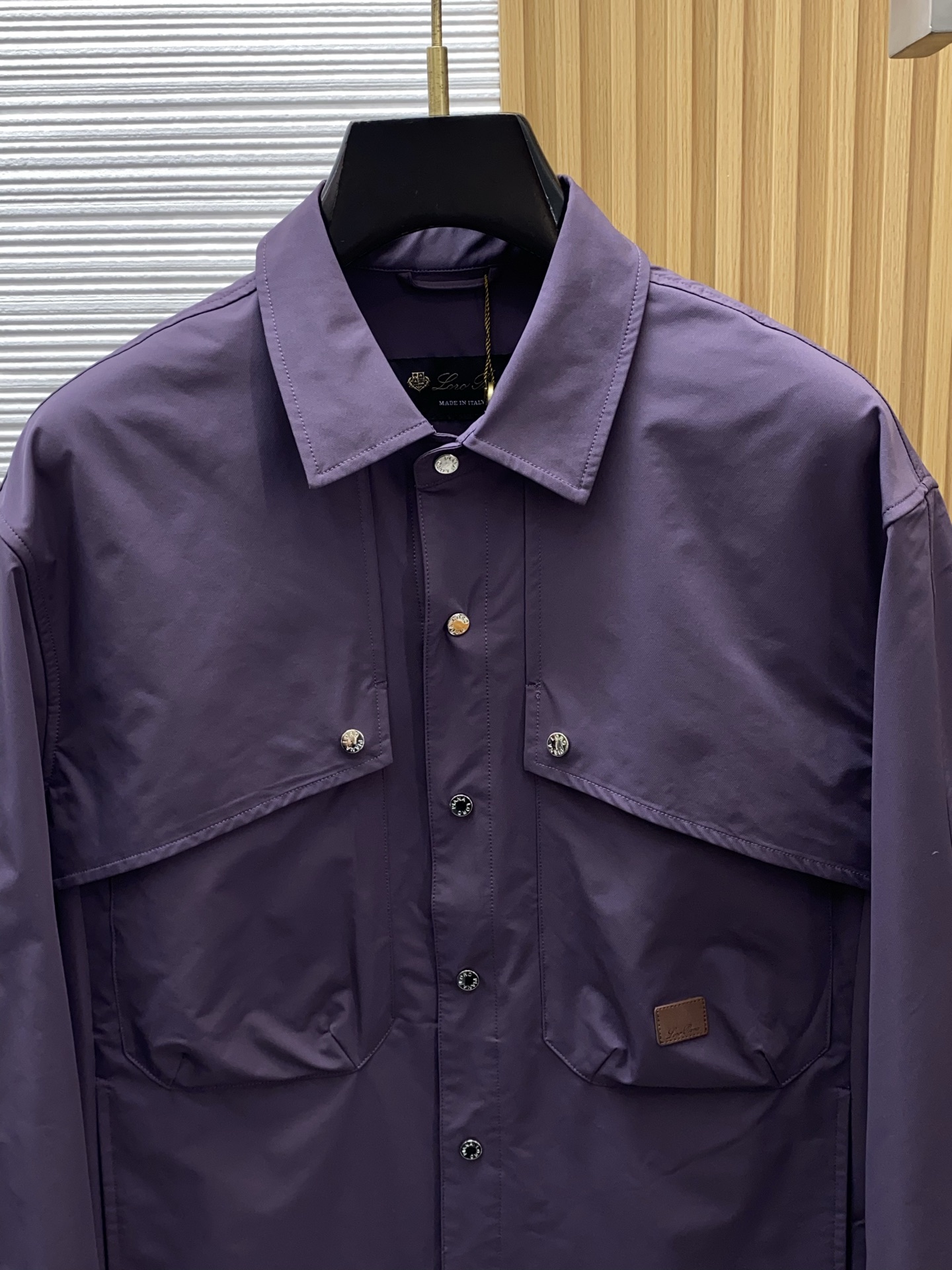 Loro piana 诺悠翩雅 2026新款男士休闲定制夹克外套。穿上简约干练的休闲外套，又是活力满满的