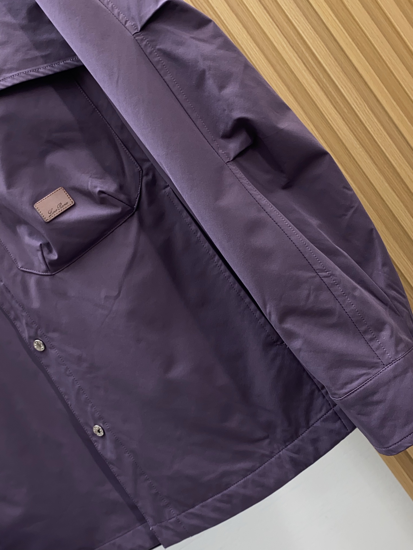 Loro piana 诺悠翩雅 2026新款男士休闲定制夹克外套。穿上简约干练的休闲外套，又是活力满满的