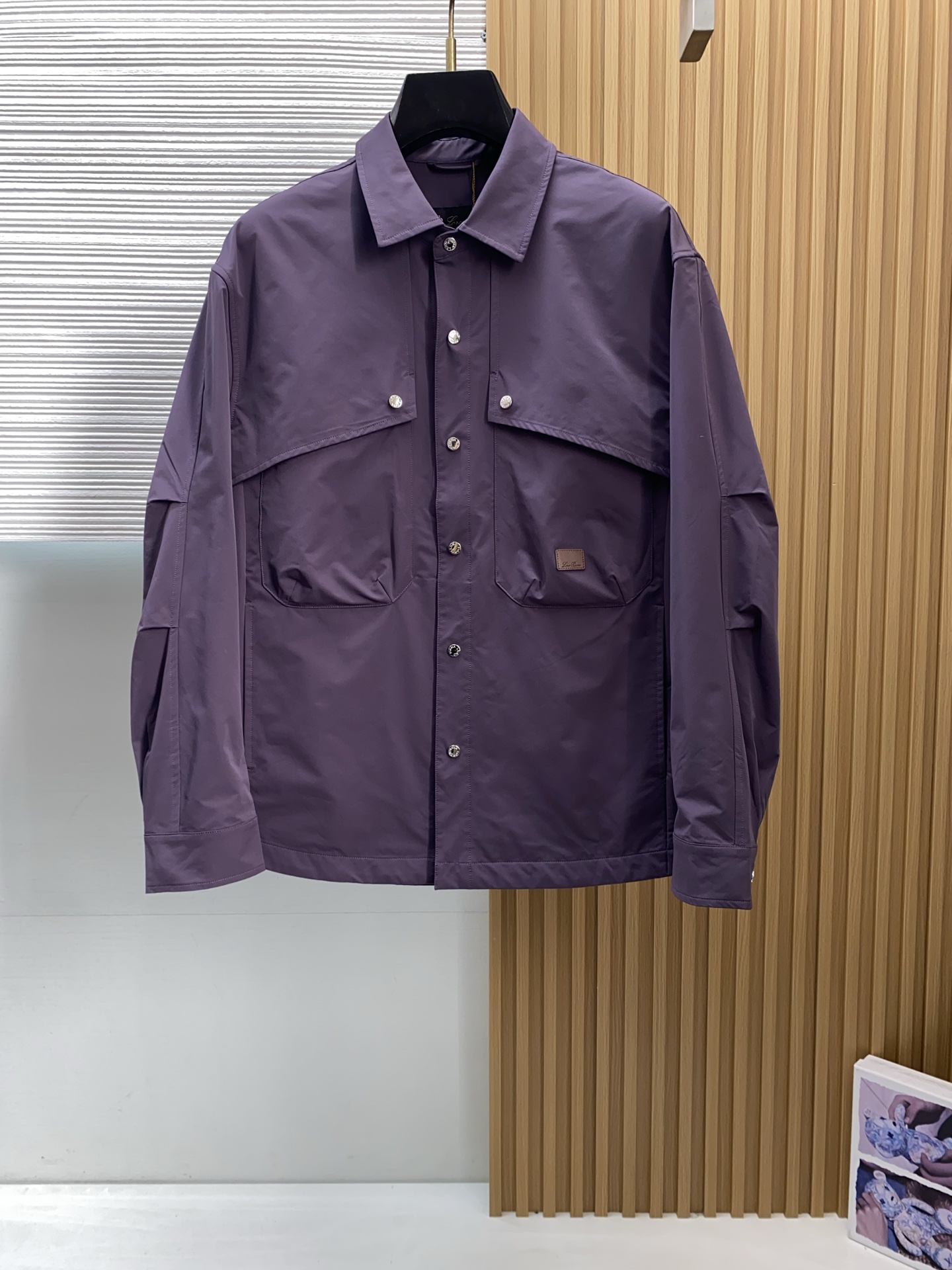 Loro piana 诺悠翩雅 2026新款男士休闲定制夹克外套。穿上简约干练的休闲外套，又是活力满满的