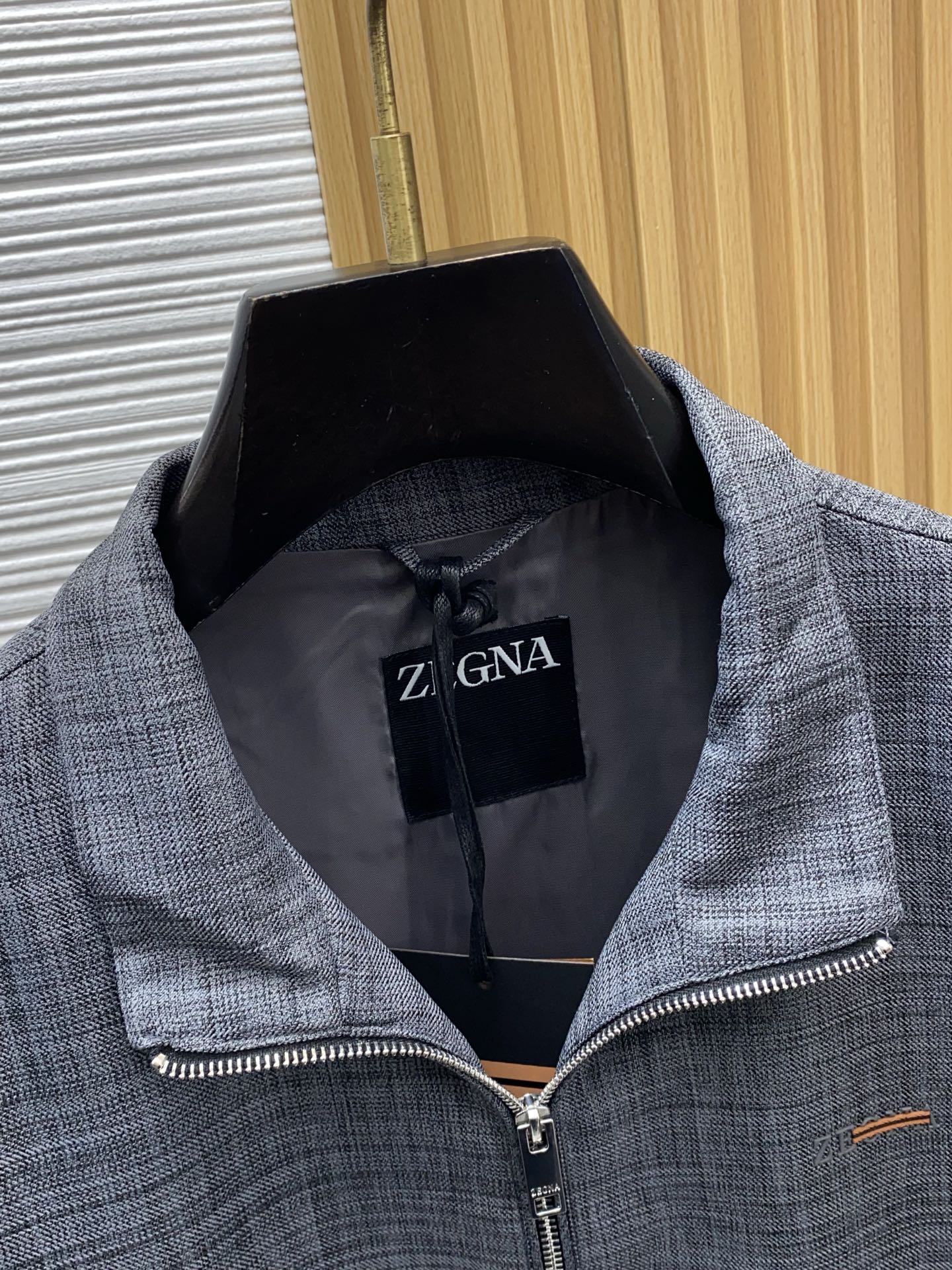 杰尼亚 2026新款男士休闲定制夹克外套。穿上简约干练的休闲外套，又是活力满满的状态，麻棉面料全部需要定