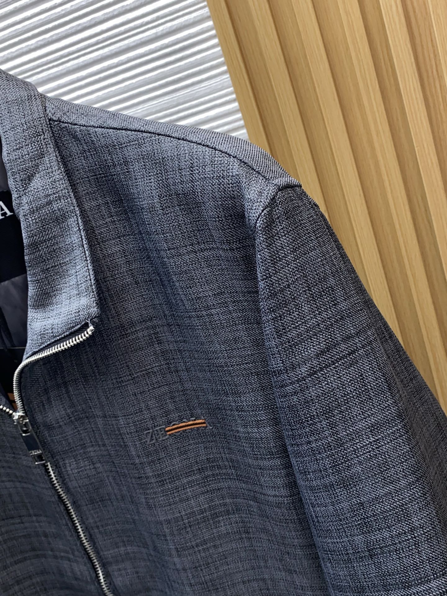 杰尼亚 2026新款男士休闲定制夹克外套。穿上简约干练的休闲外套，又是活力满满的状态，麻棉面料全部需要定