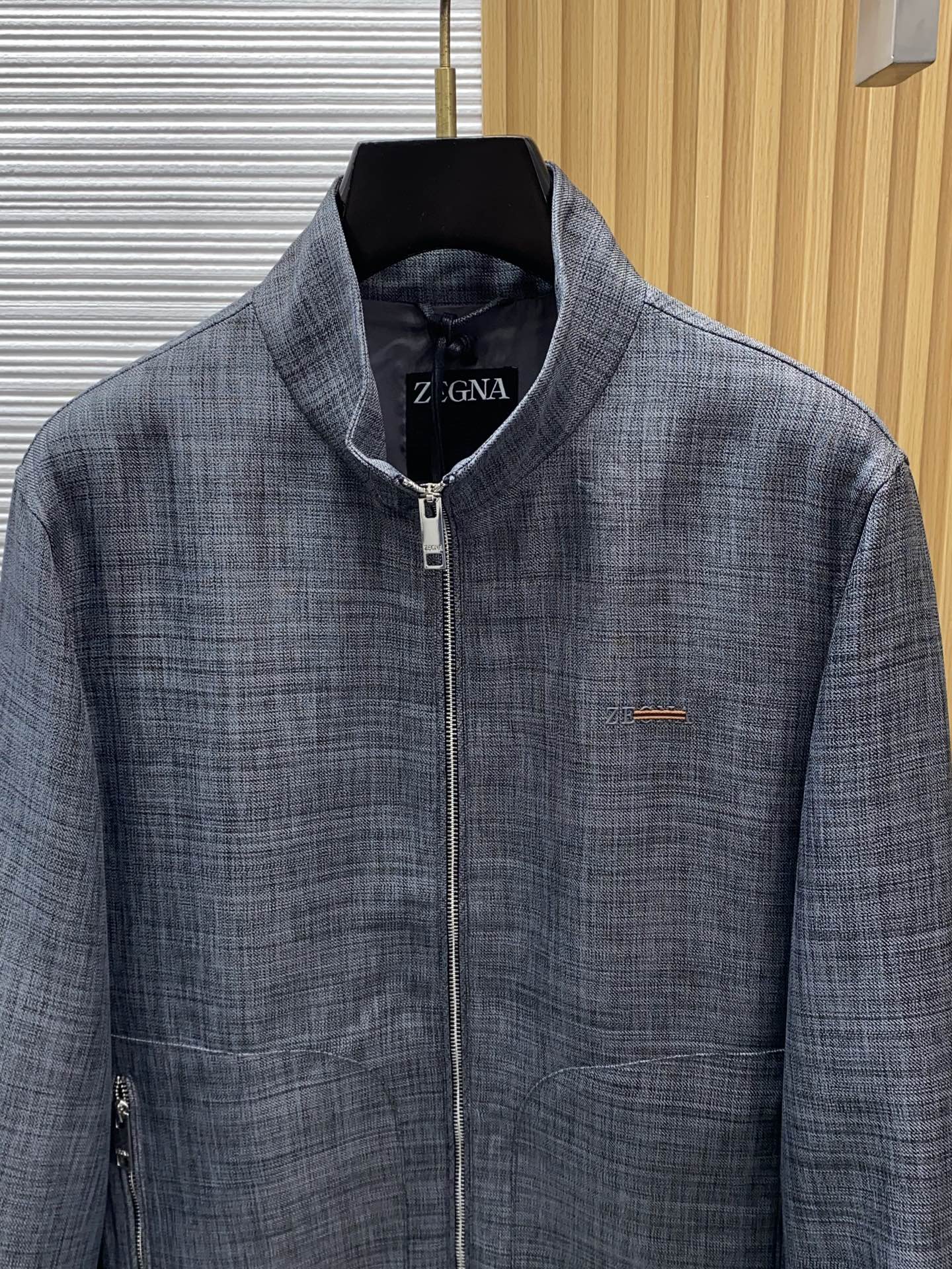 杰尼亚 2026新款男士休闲定制夹克外套。穿上简约干练的休闲外套，又是活力满满的状态，麻棉面料全部需要定