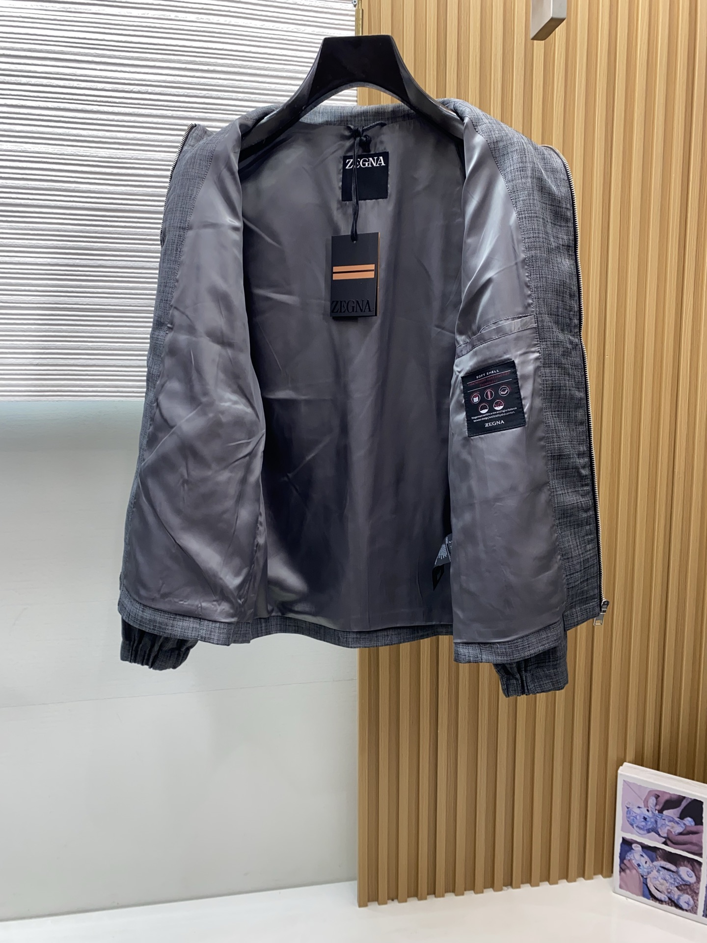 杰尼亚 2026新款男士休闲定制夹克外套。穿上简约干练的休闲外套，又是活力满满的状态，麻棉面料全部需要定