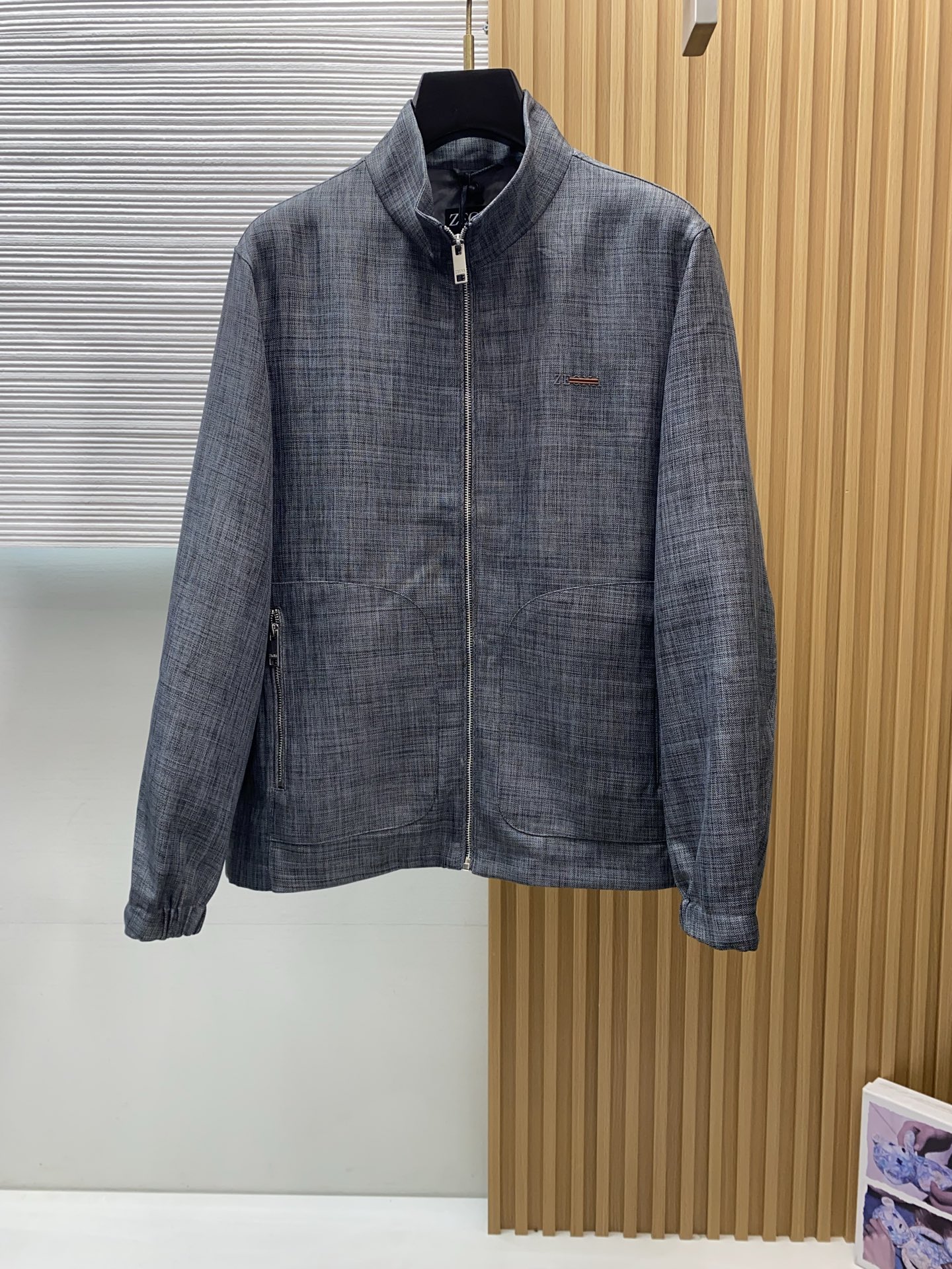 杰尼亚 2026新款男士休闲定制夹克外套。穿上简约干练的休闲外套，又是活力满满的状态，麻棉面料全部需要定