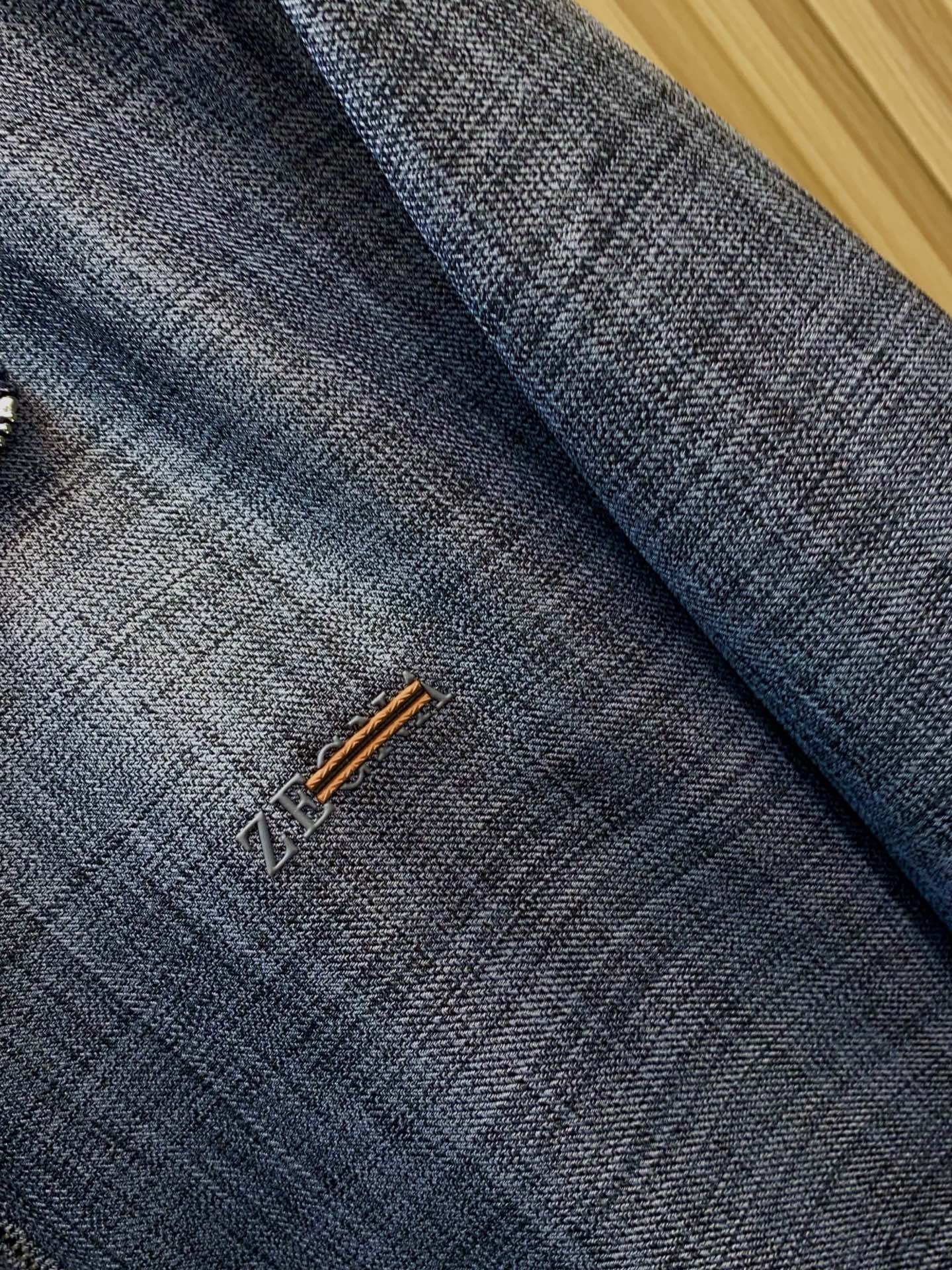 杰尼亚 2026新款男士休闲定制夹克外套。穿上简约干练的休闲外套，又是活力满满的状态，麻棉面料全部需要定