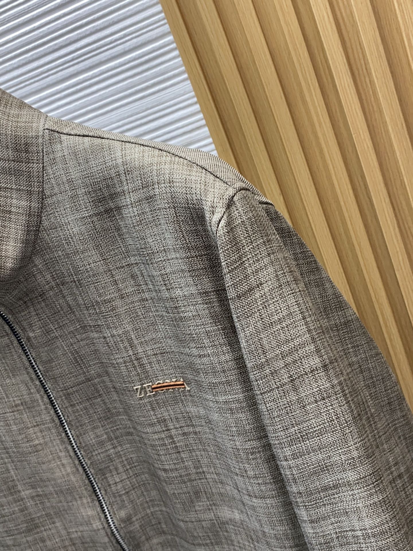 杰尼亚 2026新款男士休闲定制夹克外套。穿上简约干练的休闲外套，又是活力满满的状态，麻棉面料全部需要定