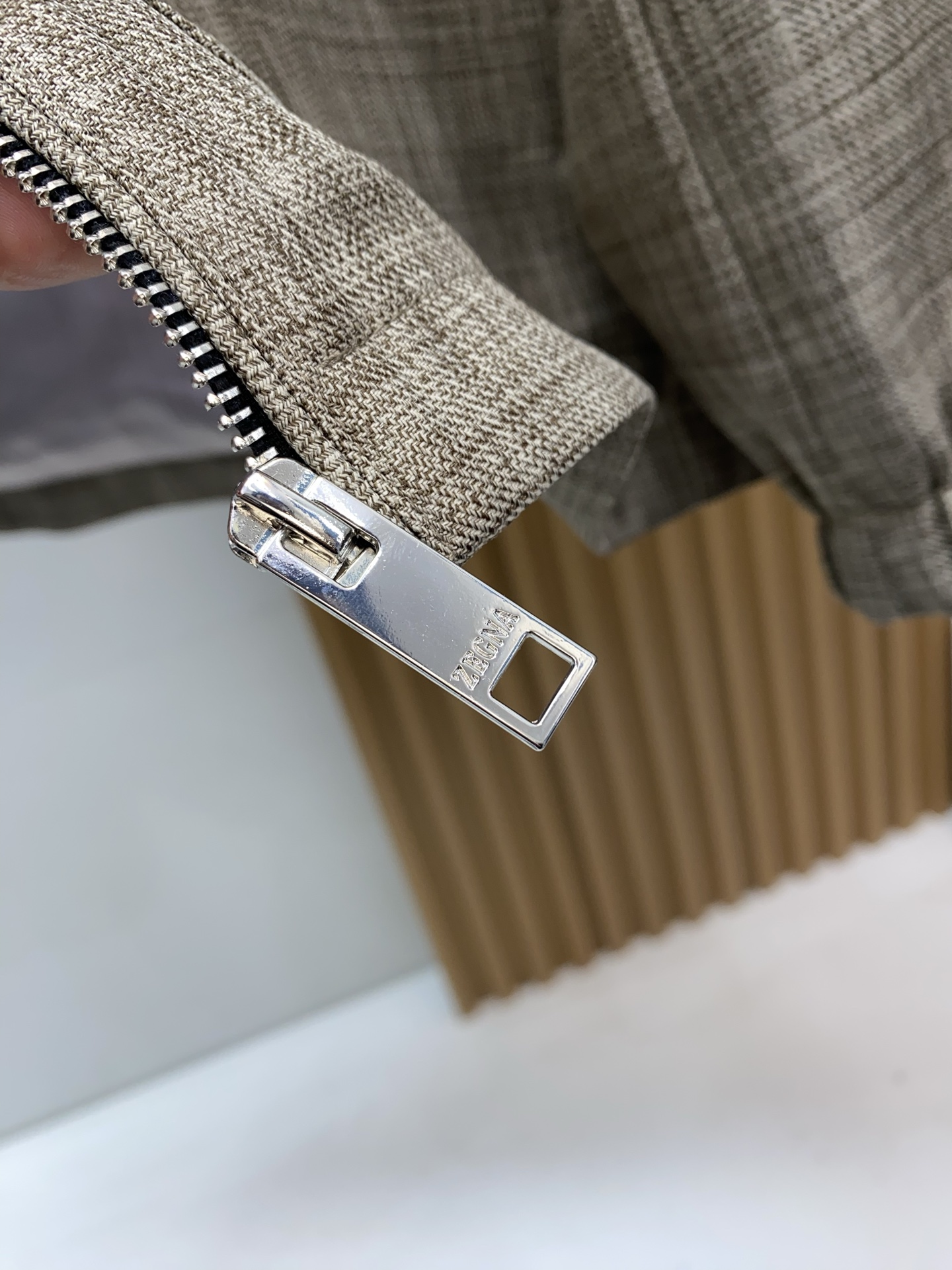 杰尼亚 2026新款男士休闲定制夹克外套。穿上简约干练的休闲外套，又是活力满满的状态，麻棉面料全部需要定