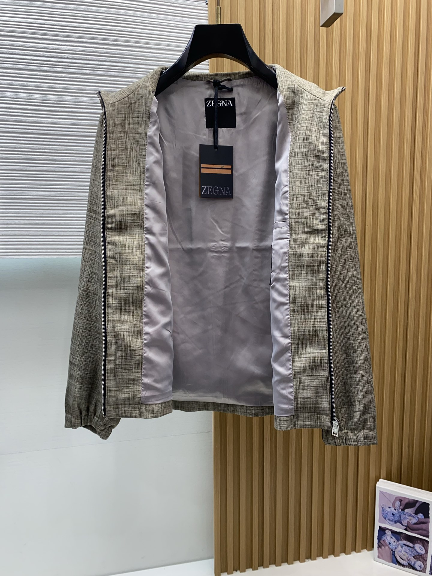 杰尼亚 2026新款男士休闲定制夹克外套。穿上简约干练的休闲外套，又是活力满满的状态，麻棉面料全部需要定