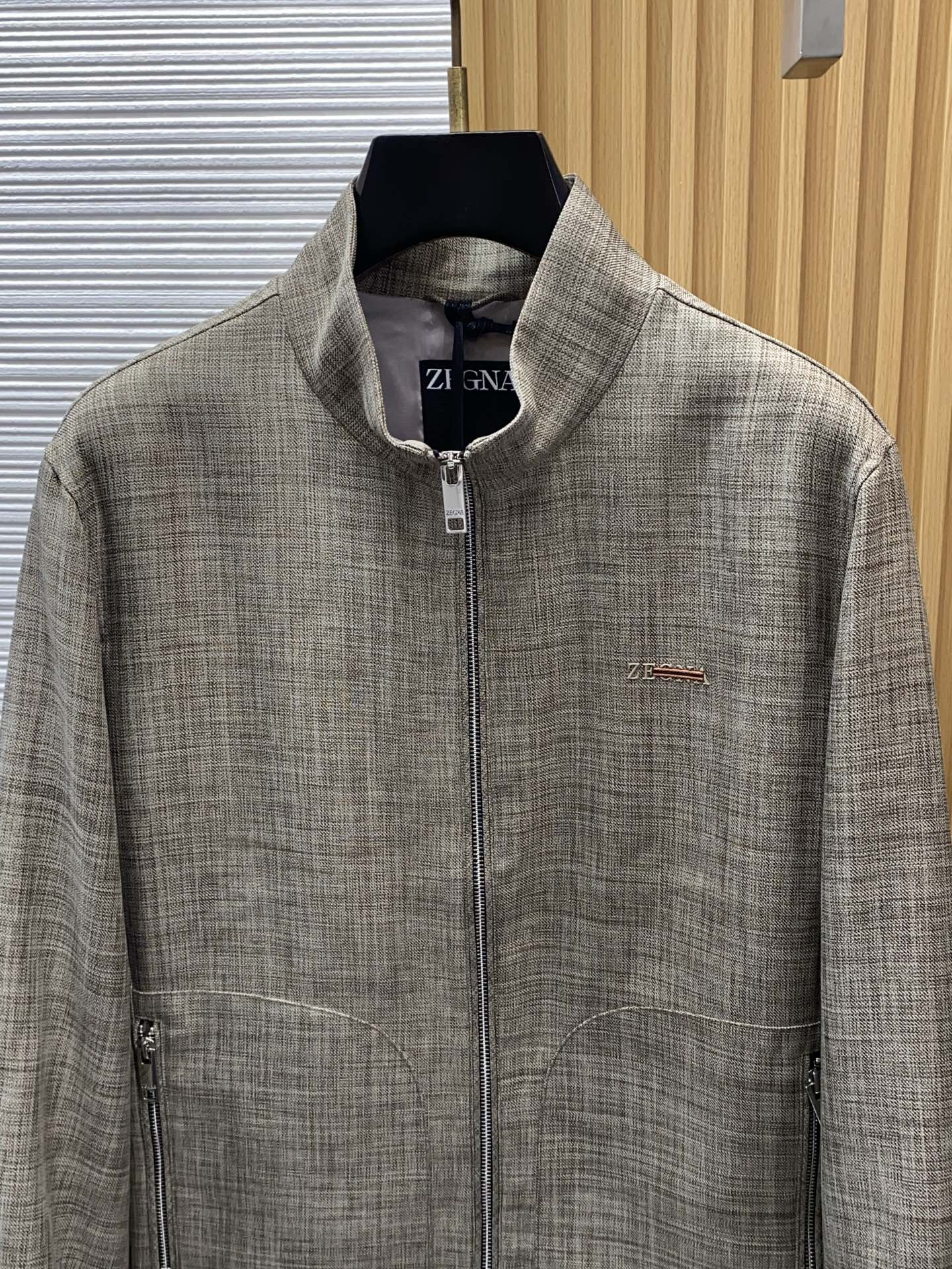 杰尼亚 2026新款男士休闲定制夹克外套。穿上简约干练的休闲外套，又是活力满满的状态，麻棉面料全部需要定