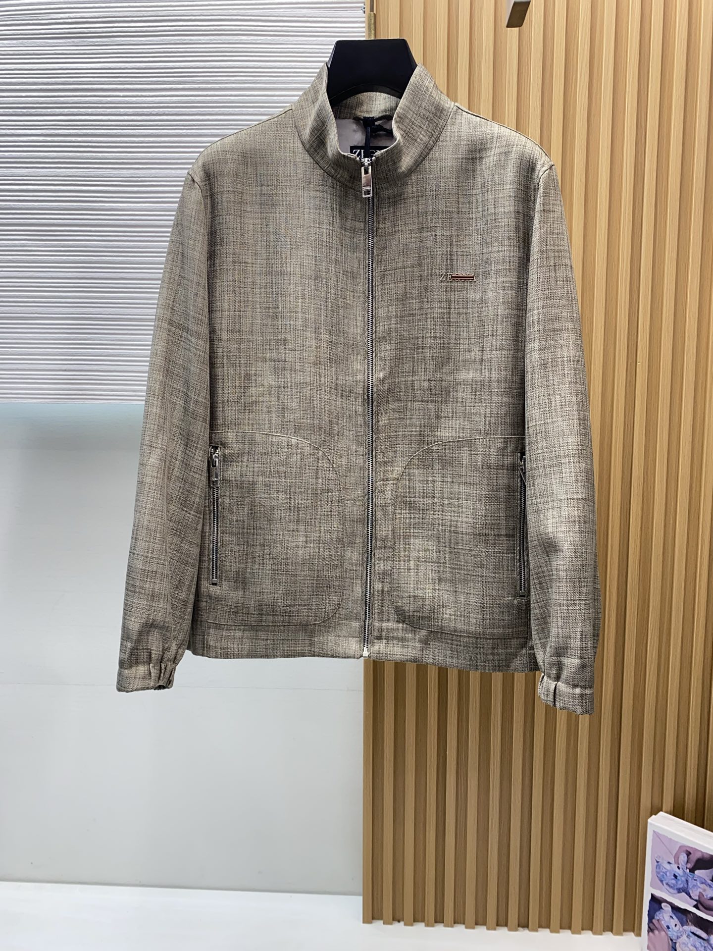 杰尼亚 2026新款男士休闲定制夹克外套。穿上简约干练的休闲外套，又是活力满满的状态，麻棉面料全部需要定