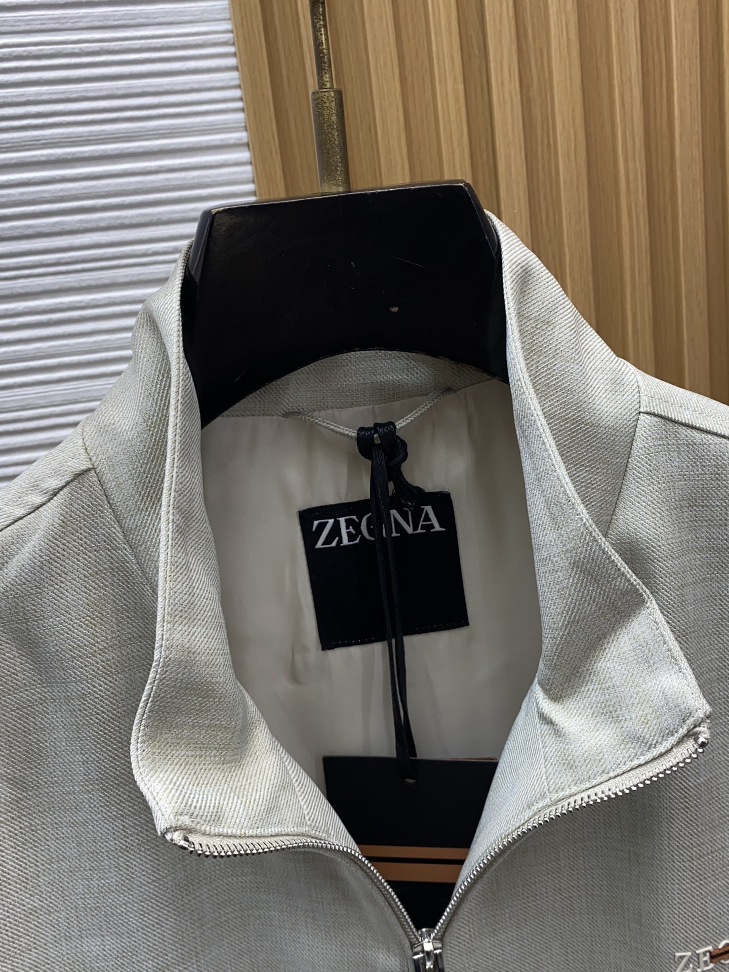 杰尼亚 2026新款男士休闲定制夹克外套。穿上简约干练的休闲外套，又是活力满满的状态，麻棉面料全部需要定