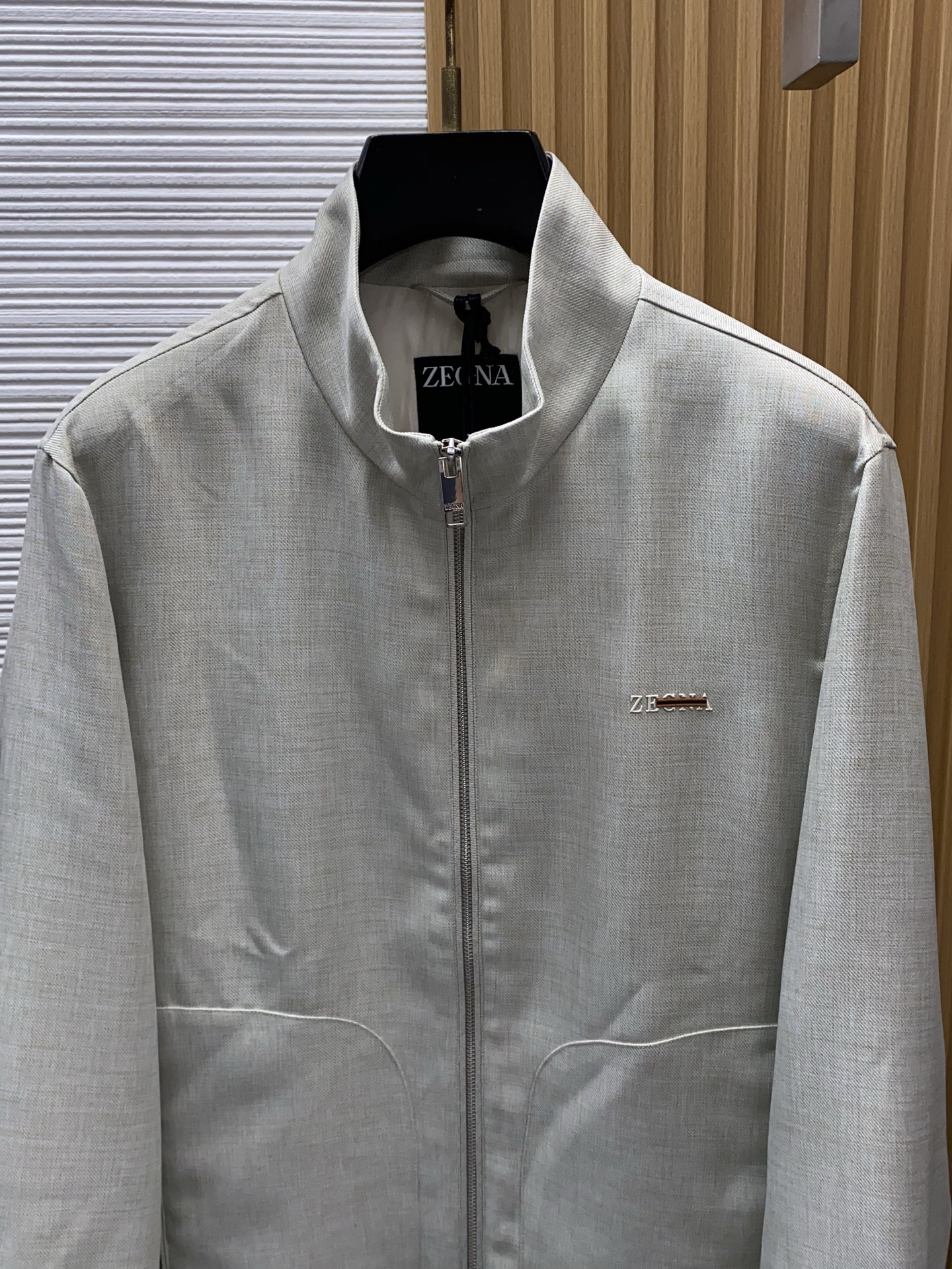 杰尼亚 2026新款男士休闲定制夹克外套。穿上简约干练的休闲外套，又是活力满满的状态，麻棉面料全部需要定