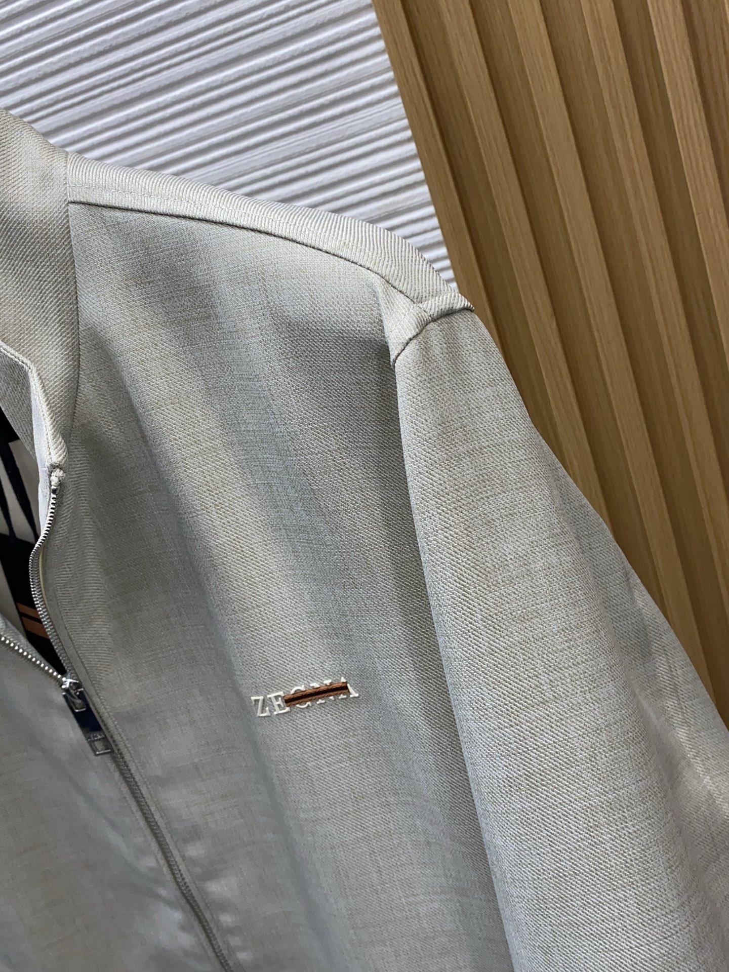 杰尼亚 2026新款男士休闲定制夹克外套。穿上简约干练的休闲外套，又是活力满满的状态，麻棉面料全部需要定