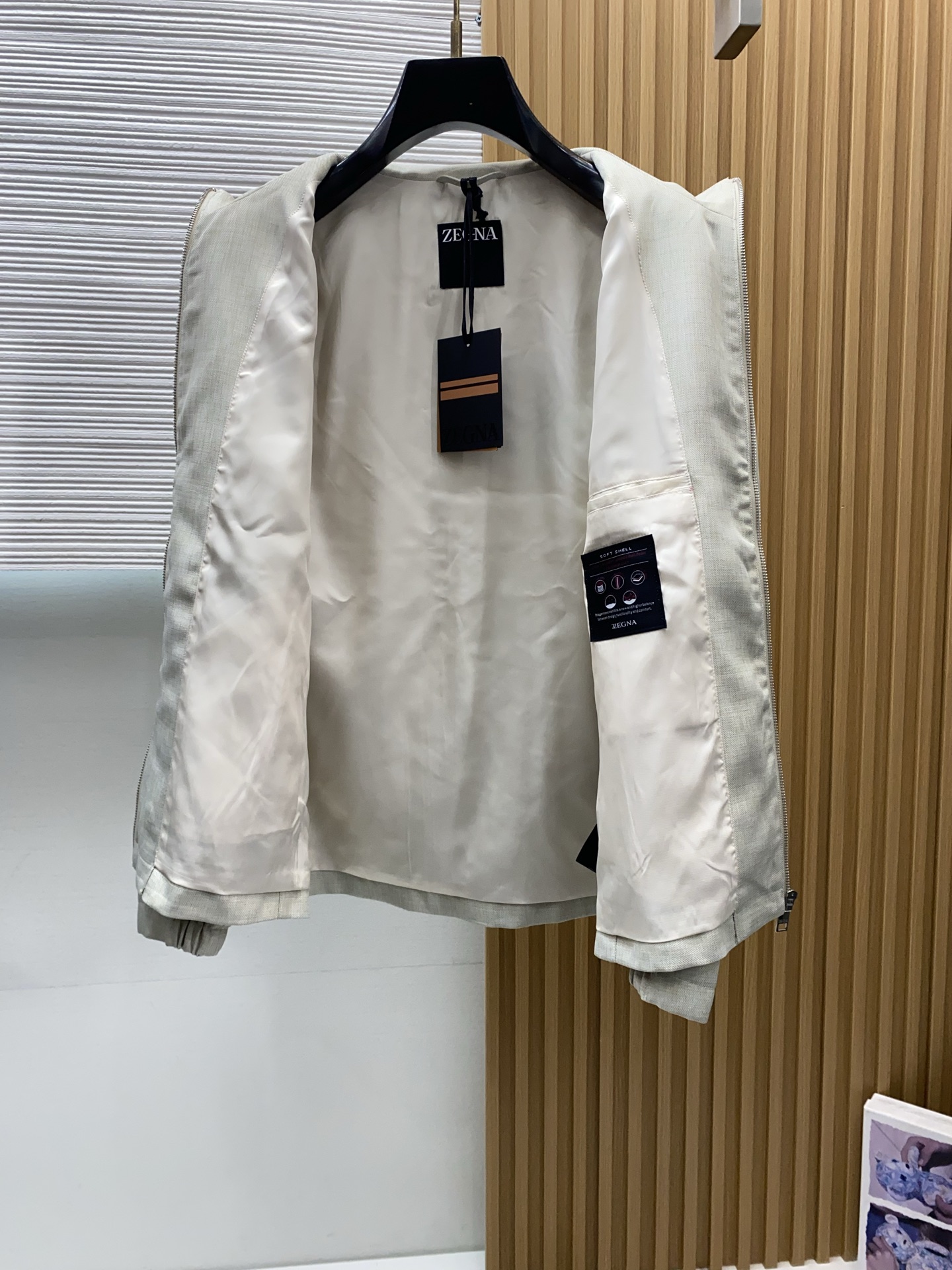 杰尼亚 2026新款男士休闲定制夹克外套。穿上简约干练的休闲外套，又是活力满满的状态，麻棉面料全部需要定