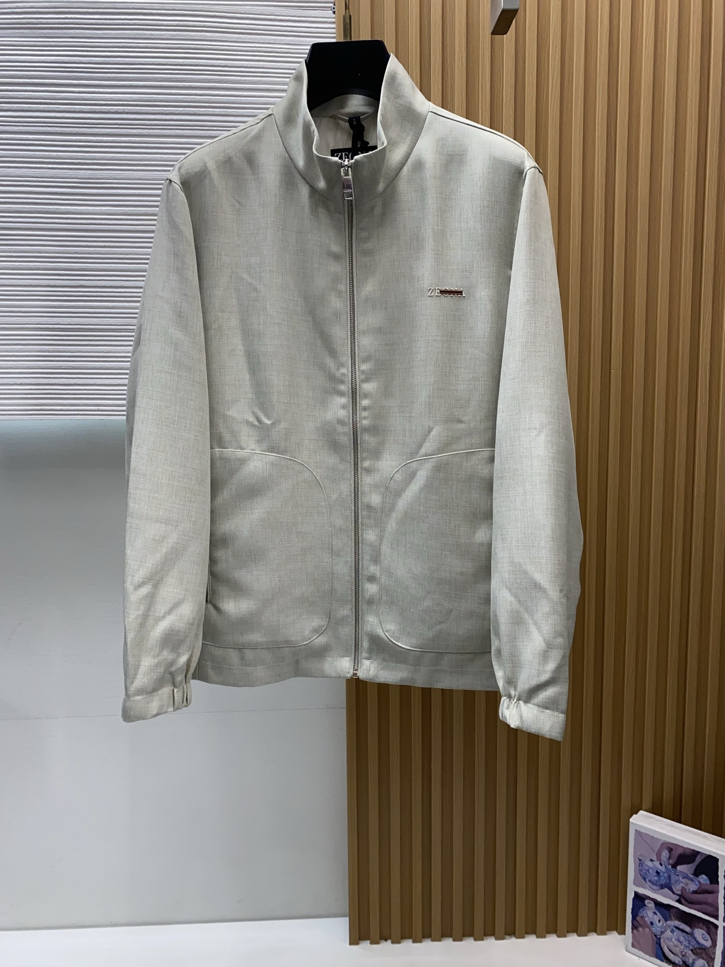 杰尼亚 2026新款男士休闲定制夹克外套。穿上简约干练的休闲外套，又是活力满满的状态，麻棉面料全部需要定