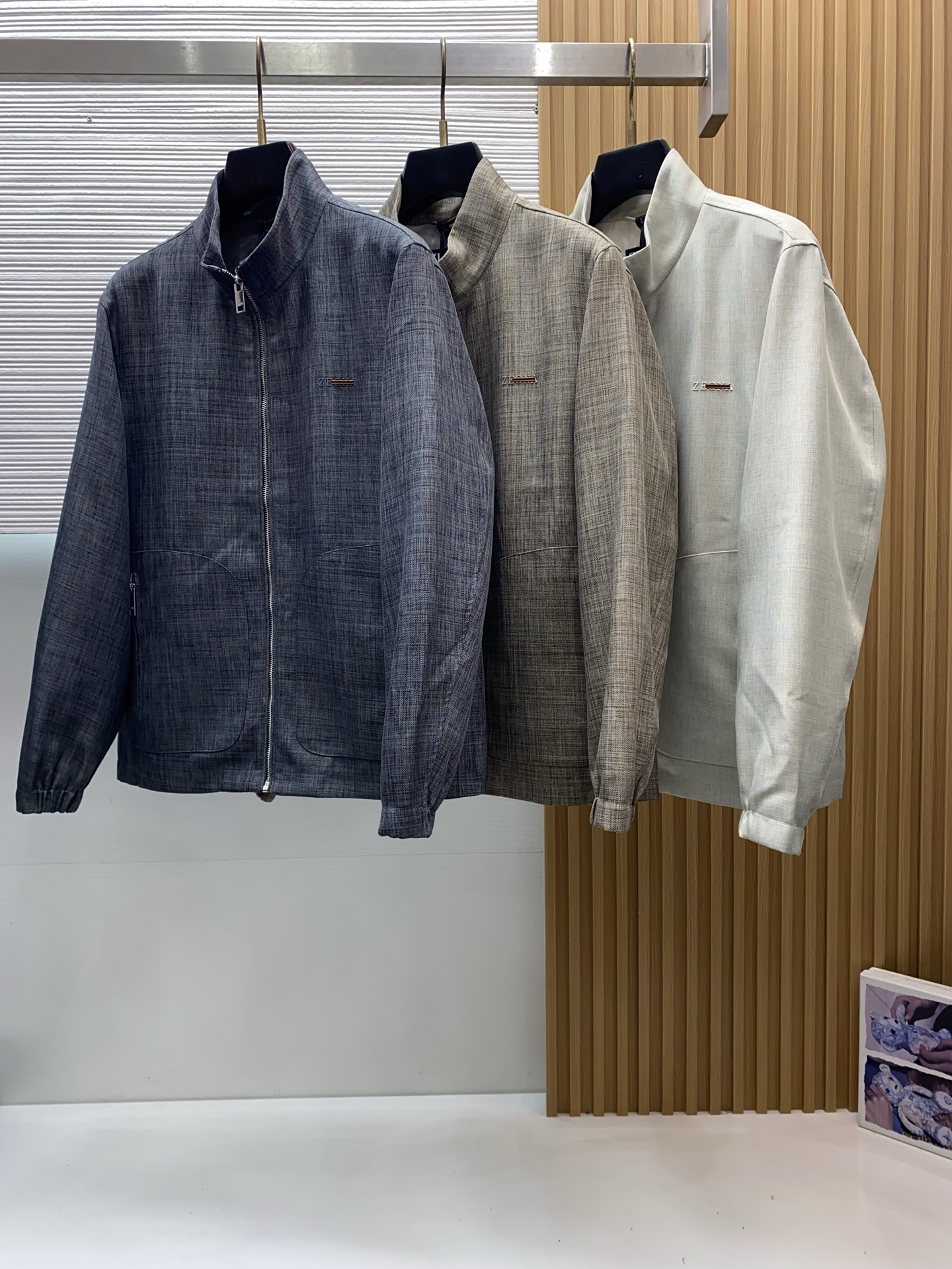 杰尼亚 2026新款男士休闲定制夹克外套。穿上简约干练的休闲外套，又是活力满满的状态，麻棉面料全部需要定