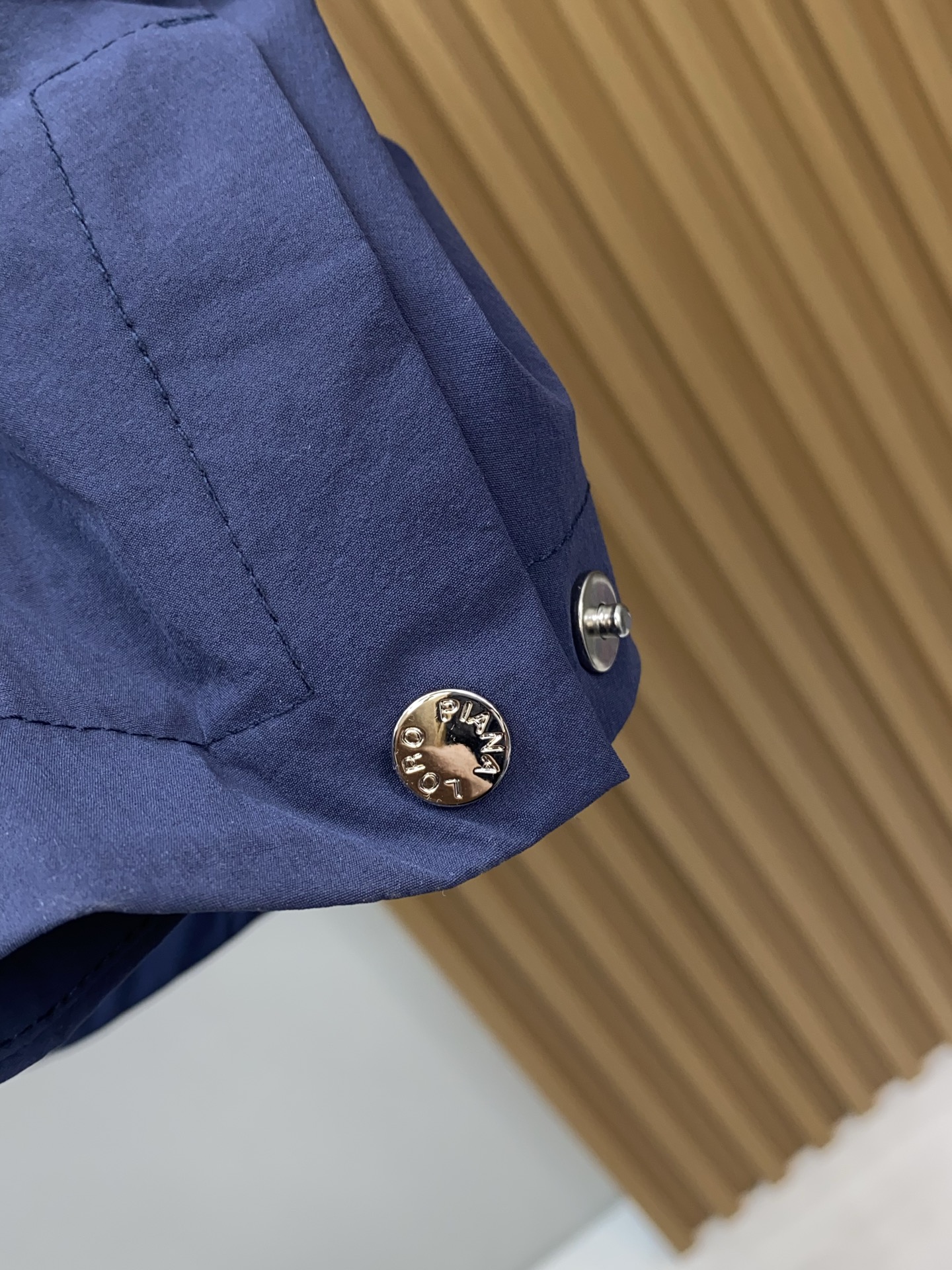 Loro piana 诺优翩雅 2026新款男士休闲定制夹克外套。穿上简约干练的休闲外套，又是活力满满的