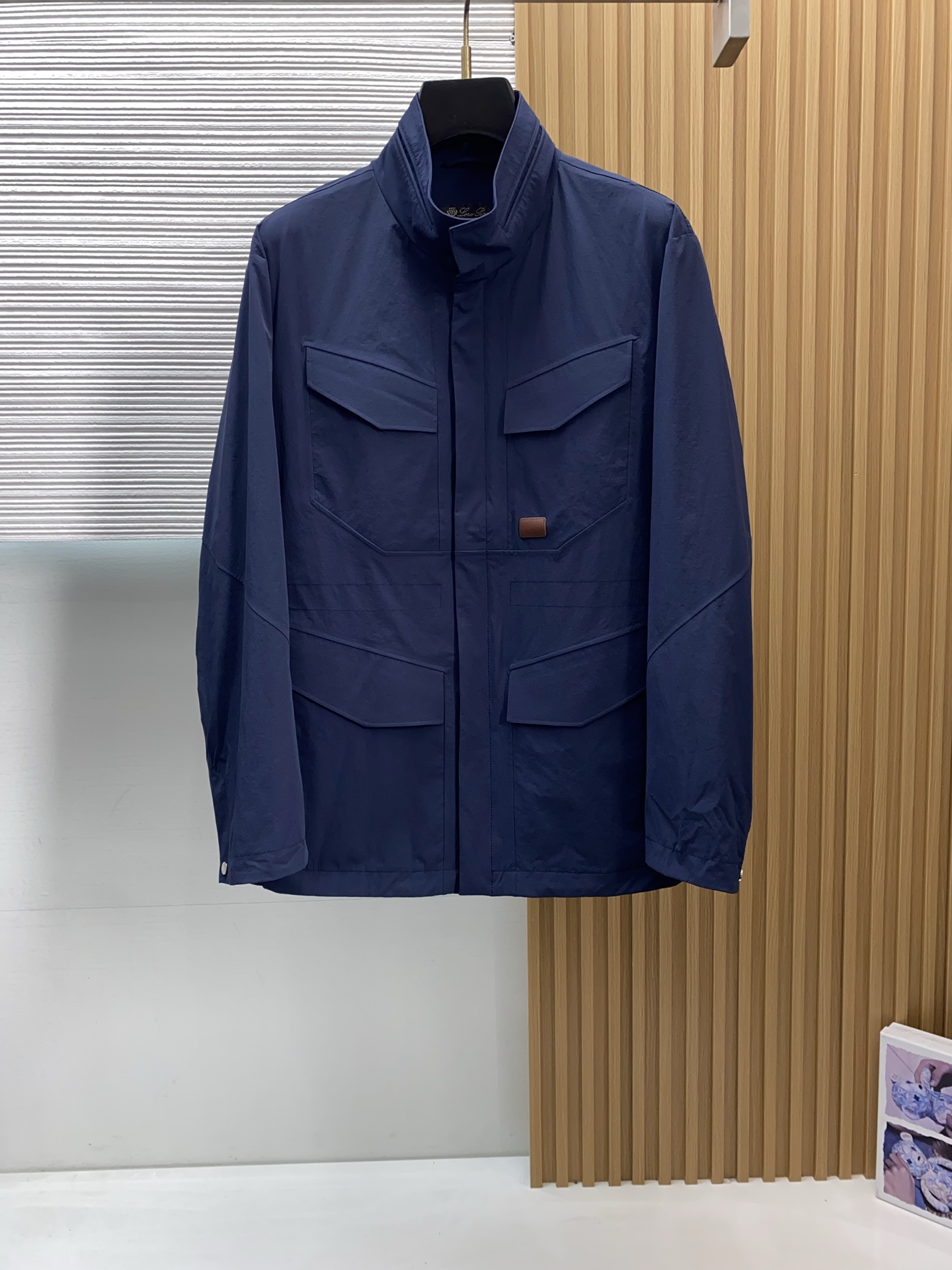 Loro piana 诺优翩雅 2026新款男士休闲定制夹克外套。穿上简约干练的休闲外套，又是活力满满的