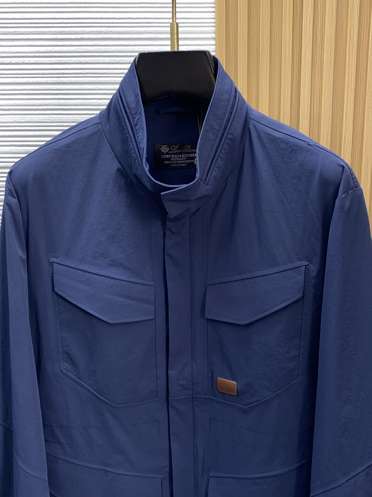 Loro piana 诺优翩雅 2026新款男士休闲定制夹克外套。穿上简约干练的休闲外套，又是活力满满的