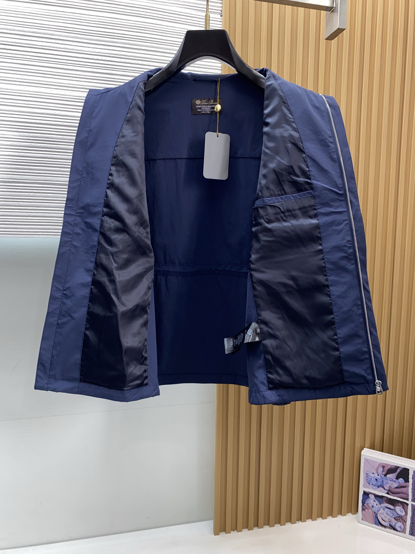 Loro piana 诺优翩雅 2026新款男士休闲定制夹克外套。穿上简约干练的休闲外套，又是活力满满的