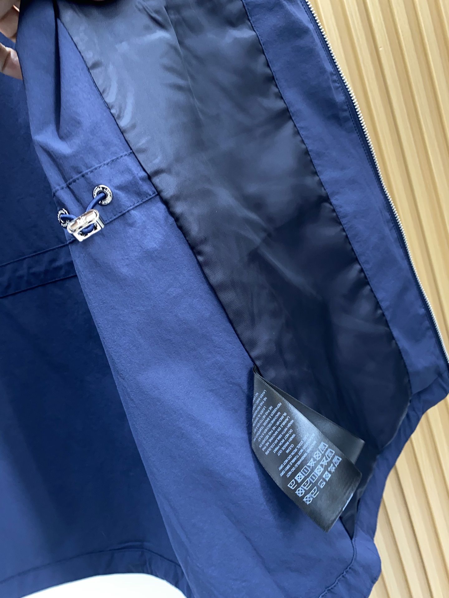 Loro piana 诺优翩雅 2026新款男士休闲定制夹克外套。穿上简约干练的休闲外套，又是活力满满的