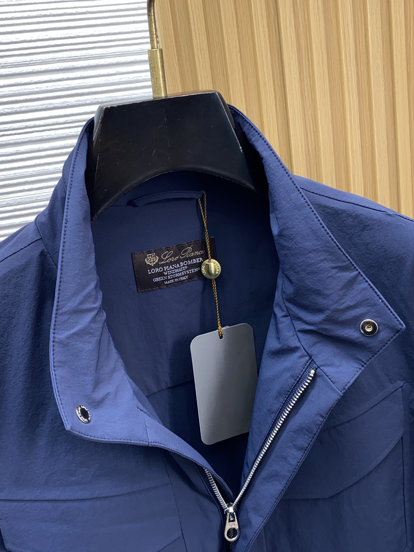 Loro piana 诺优翩雅 2026新款男士休闲定制夹克外套。穿上简约干练的休闲外套，又是活力满满的