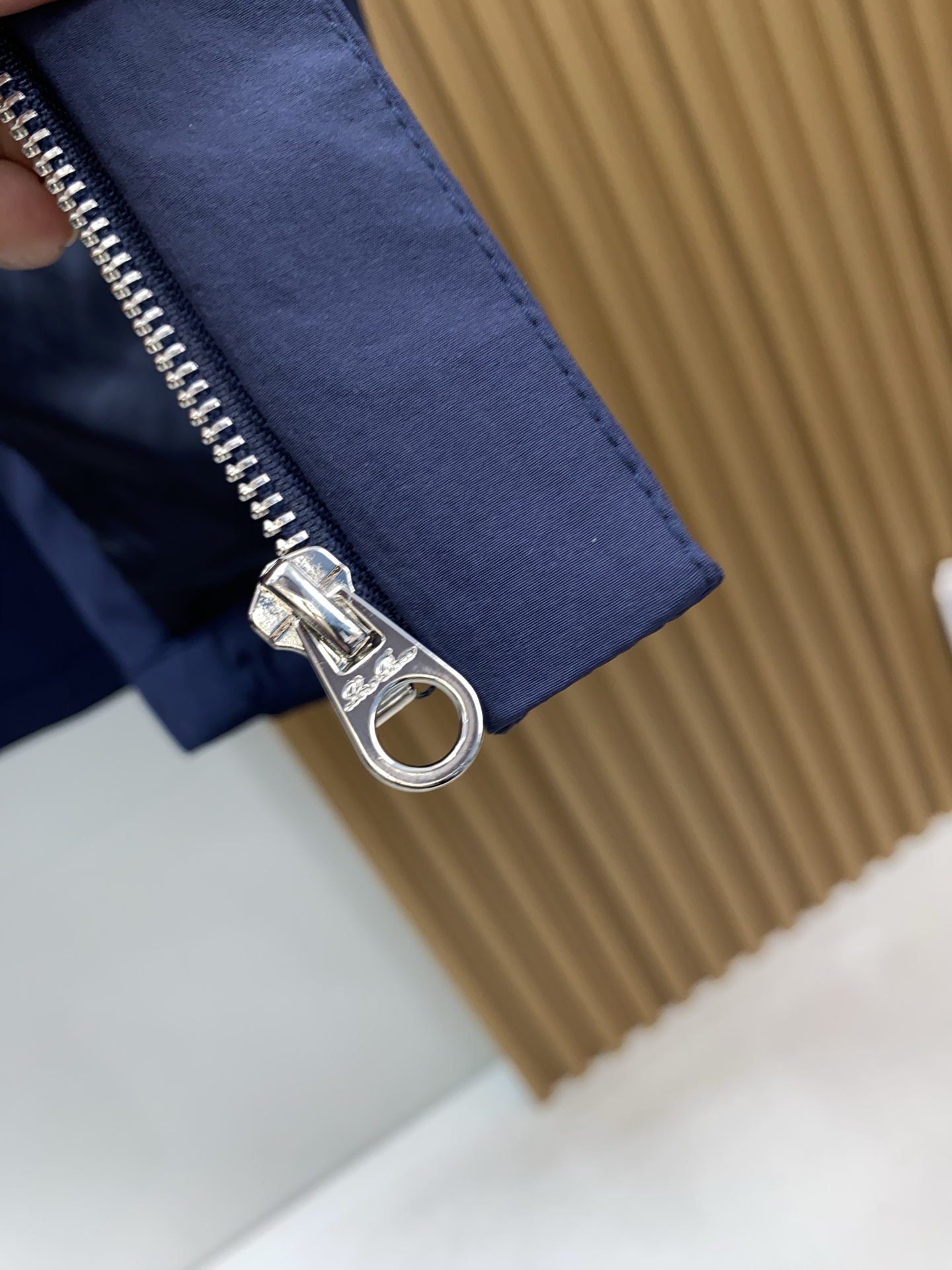 Loro piana 诺优翩雅 2026新款男士休闲定制夹克外套。穿上简约干练的休闲外套，又是活力满满的