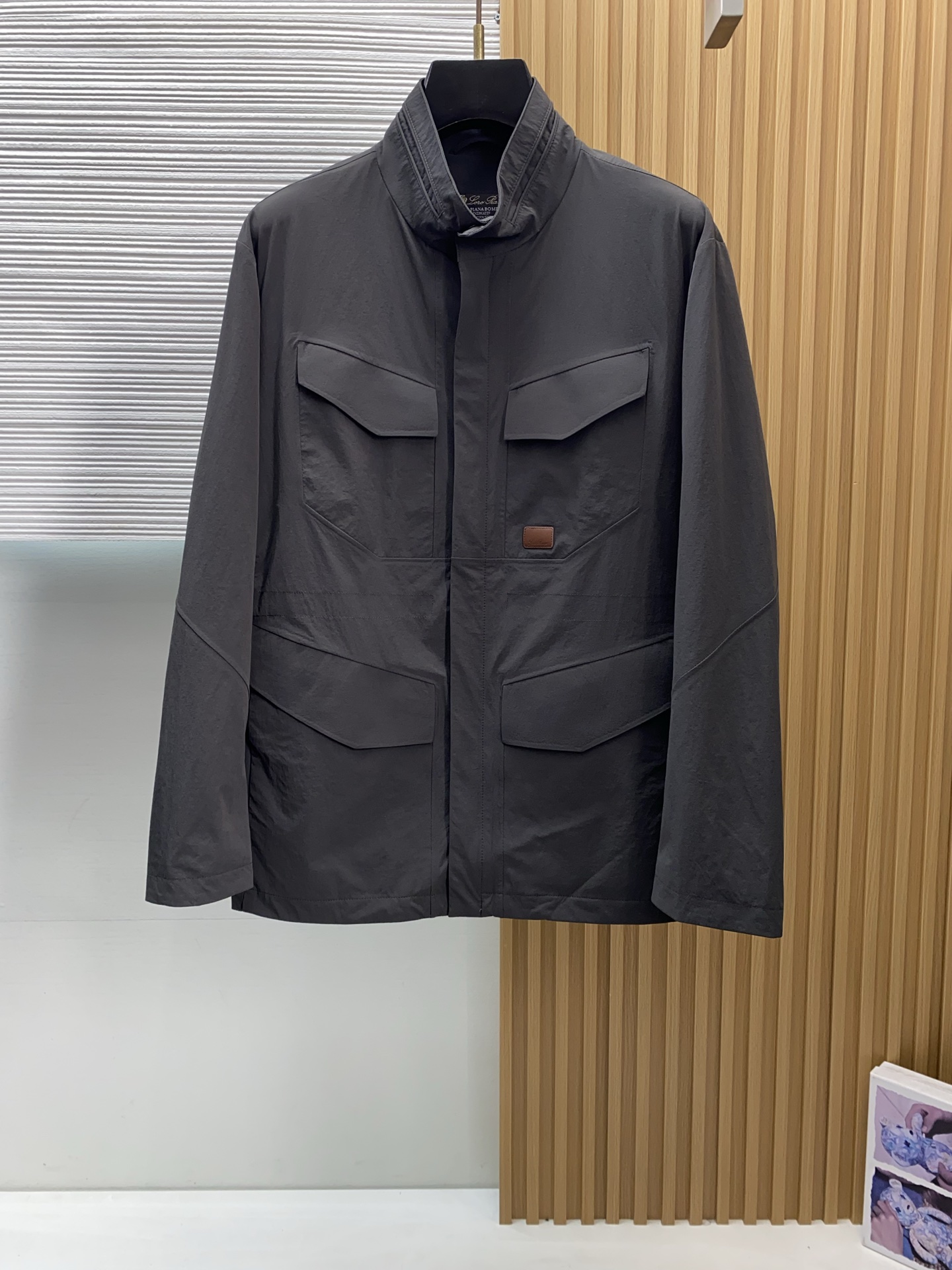 Loro piana 诺优翩雅 2026新款男士休闲定制夹克外套。穿上简约干练的休闲外套，又是活力满满的