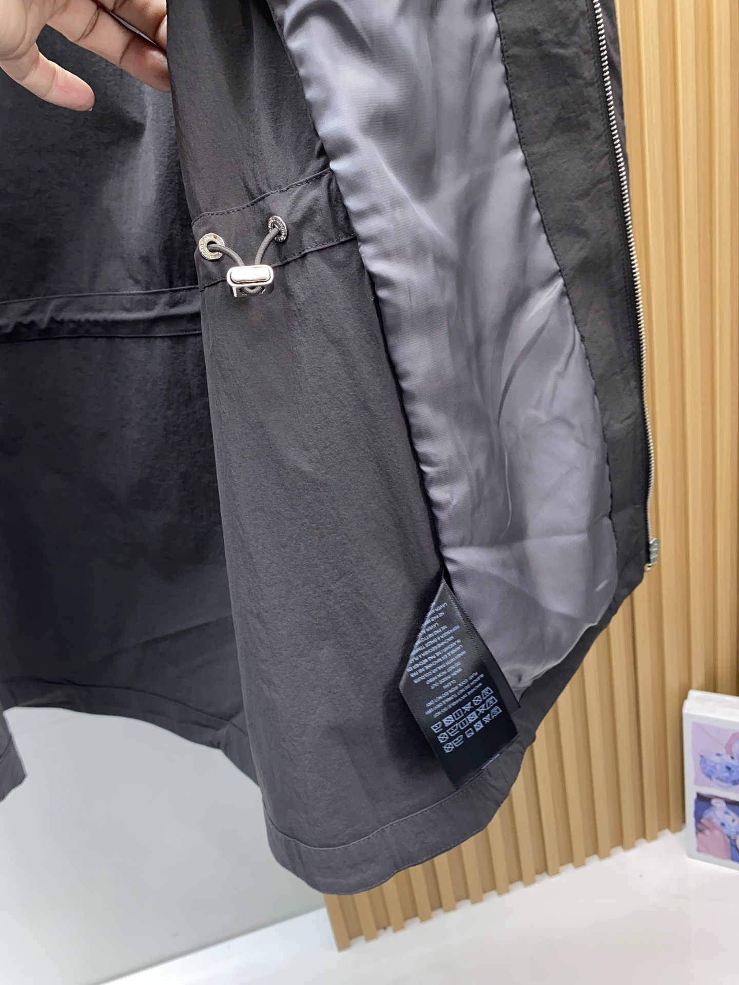 Loro piana 诺优翩雅 2026新款男士休闲定制夹克外套。穿上简约干练的休闲外套，又是活力满满的