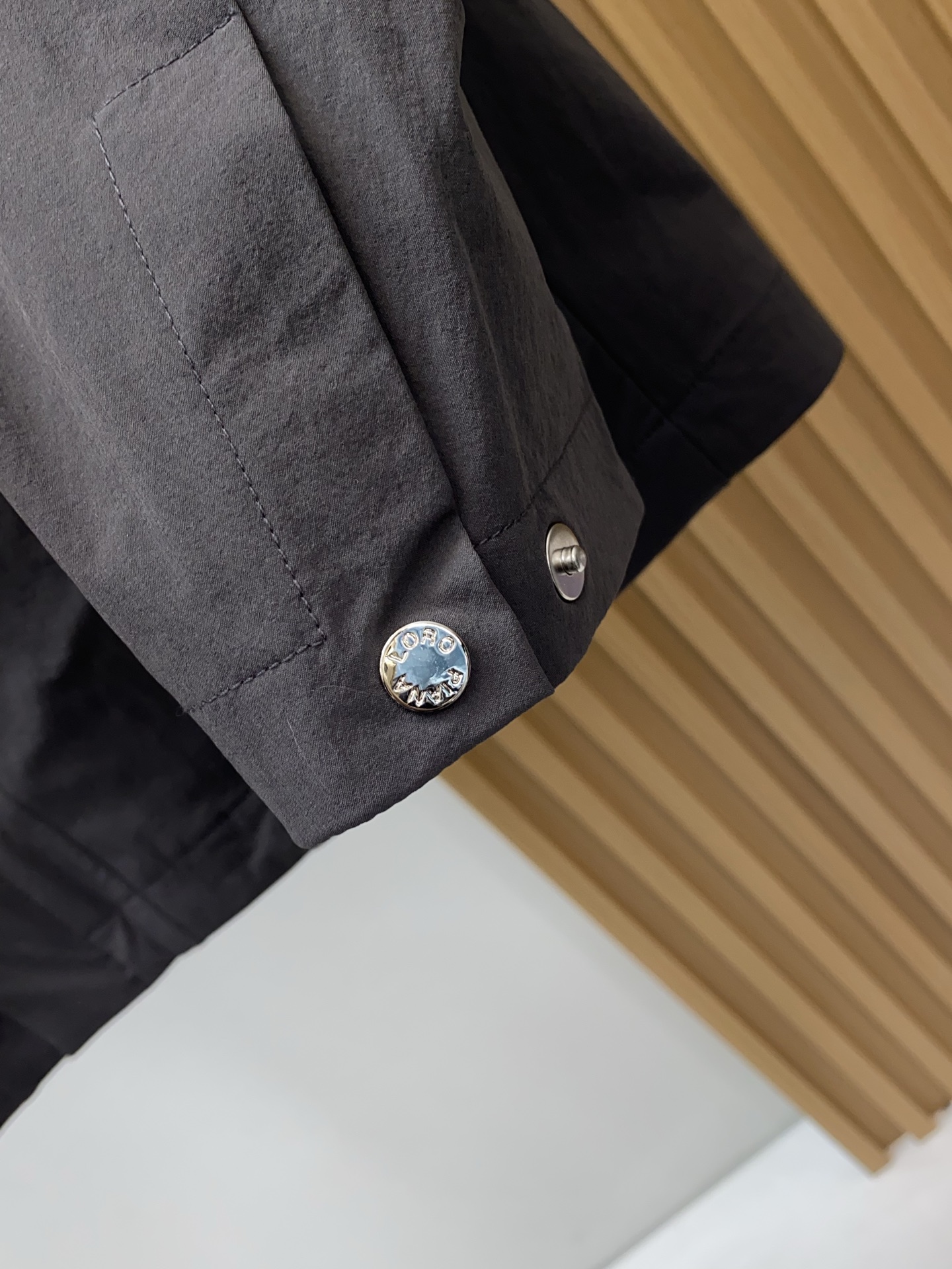 Loro piana 诺优翩雅 2026新款男士休闲定制夹克外套。穿上简约干练的休闲外套，又是活力满满的