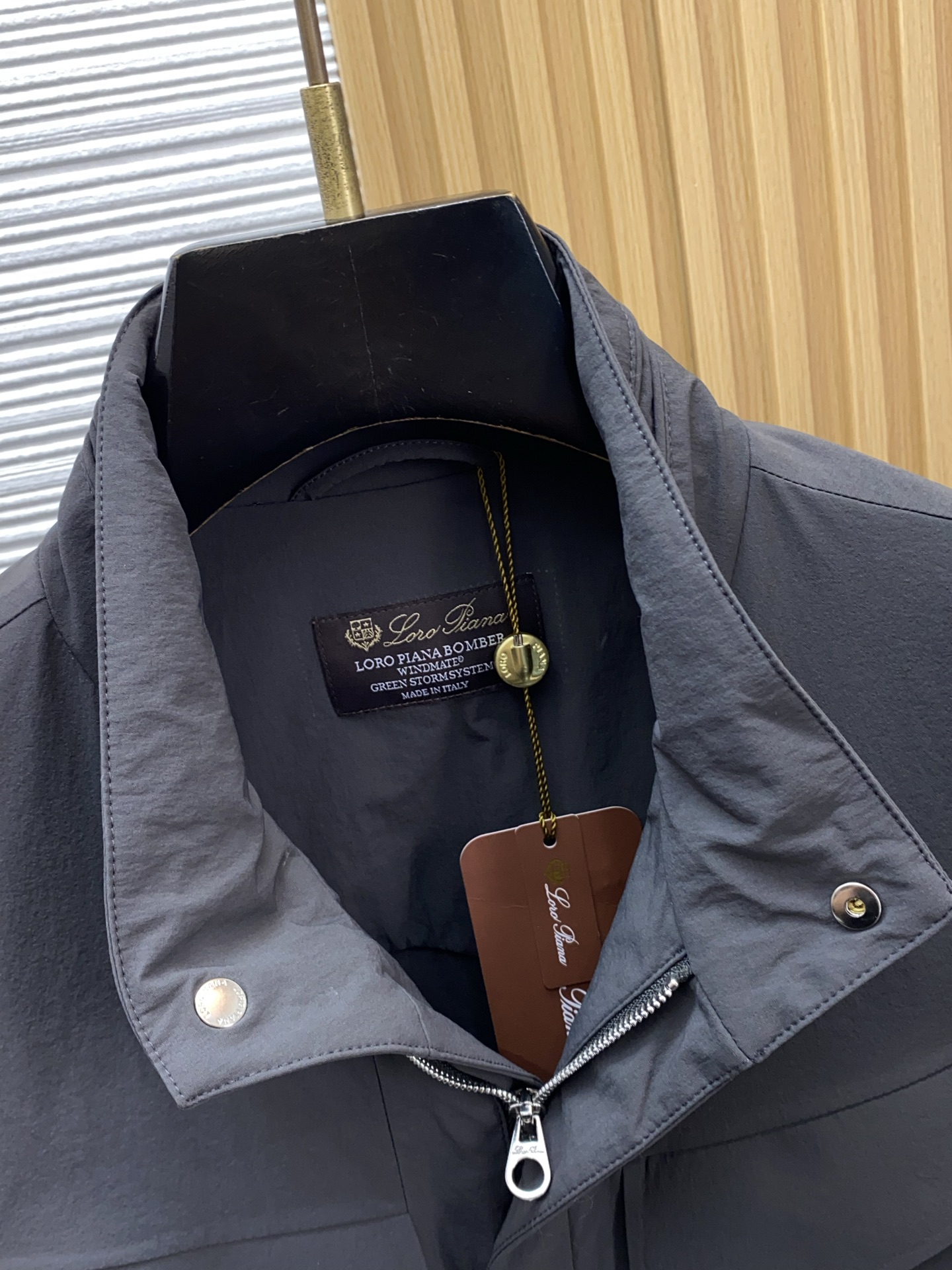 Loro piana 诺优翩雅 2026新款男士休闲定制夹克外套。穿上简约干练的休闲外套，又是活力满满的