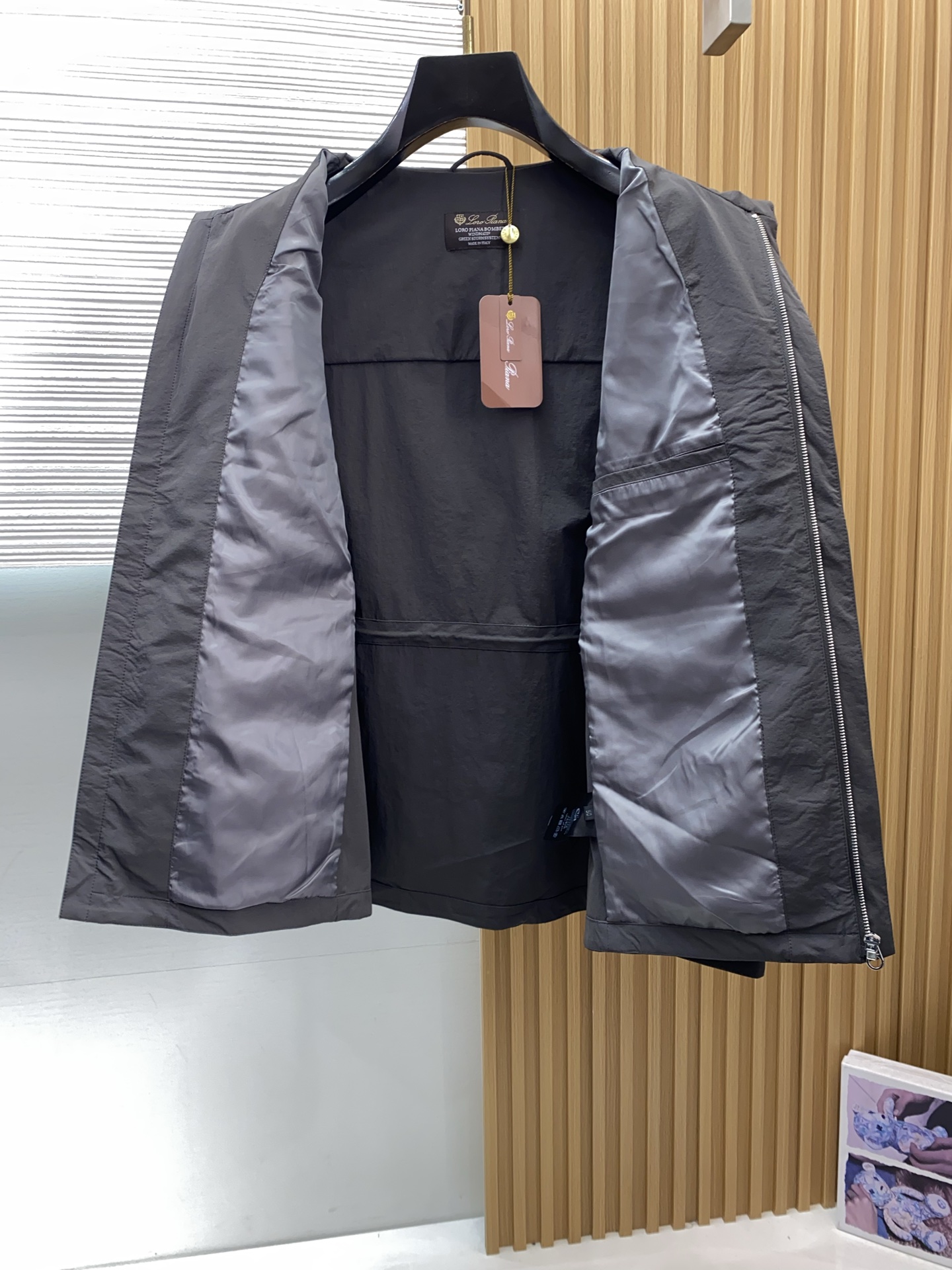 Loro piana 诺优翩雅 2026新款男士休闲定制夹克外套。穿上简约干练的休闲外套，又是活力满满的