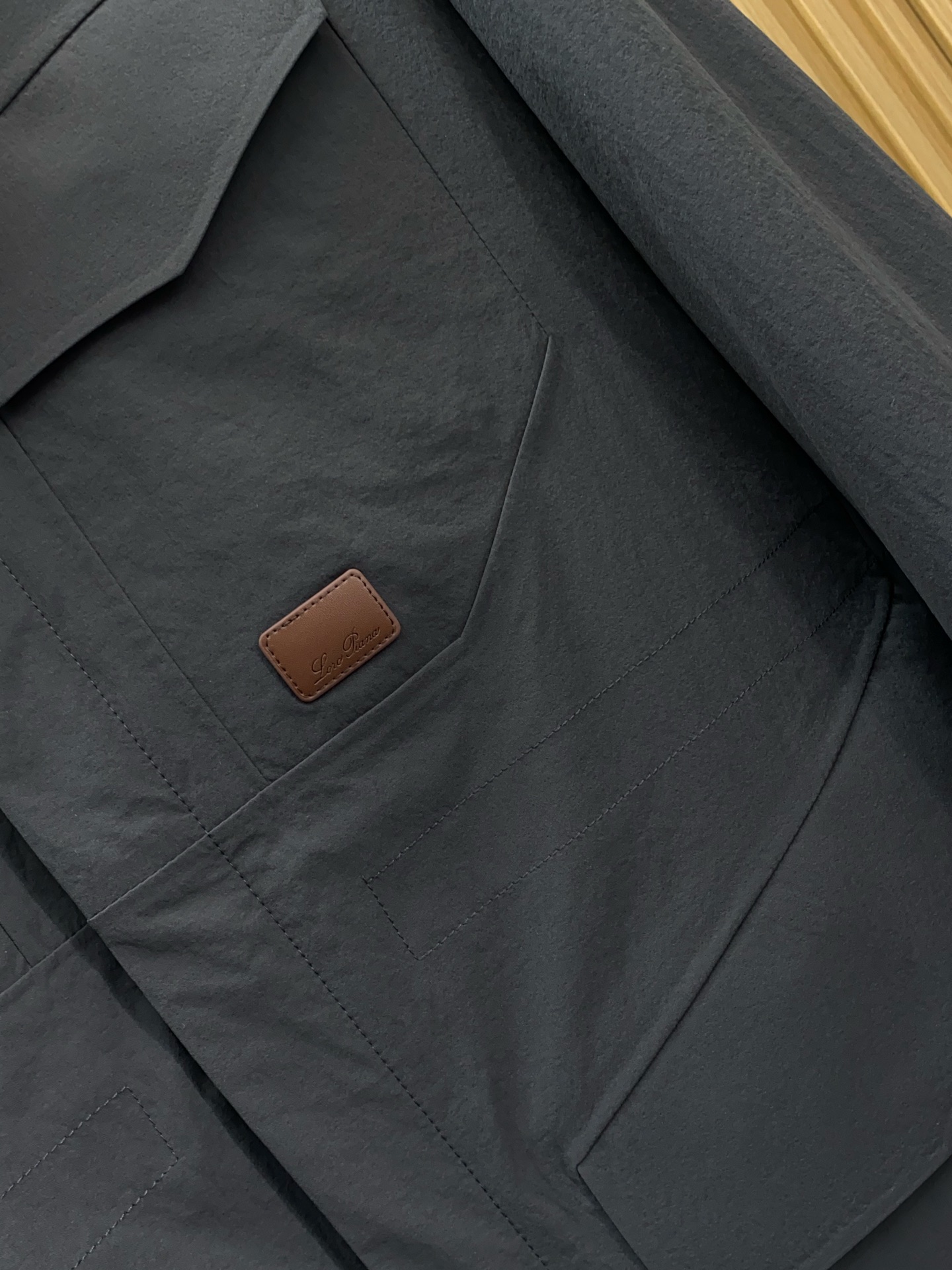 Loro piana 诺优翩雅 2026新款男士休闲定制夹克外套。穿上简约干练的休闲外套，又是活力满满的