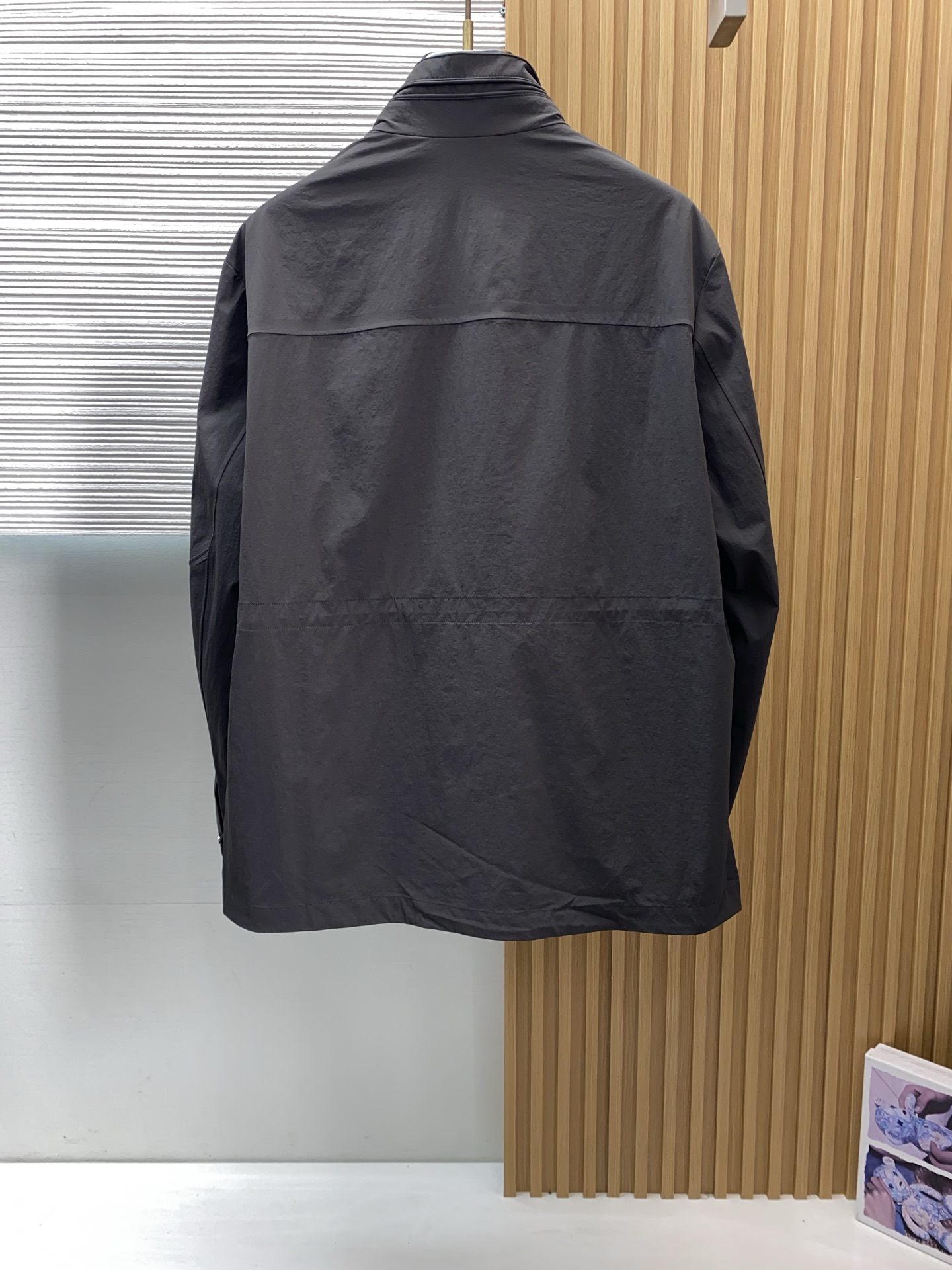 Loro piana 诺优翩雅 2026新款男士休闲定制夹克外套。穿上简约干练的休闲外套，又是活力满满的