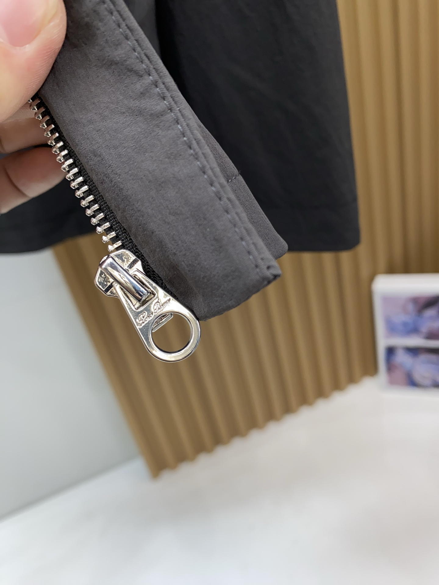 Loro piana 诺优翩雅 2026新款男士休闲定制夹克外套。穿上简约干练的休闲外套，又是活力满满的