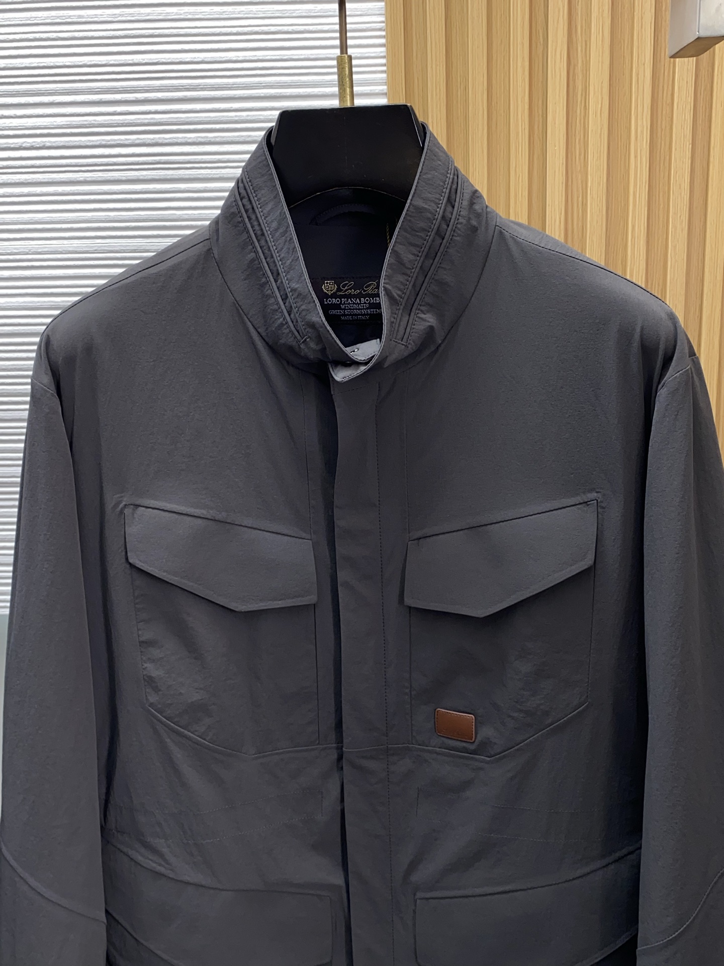 Loro piana 诺优翩雅 2026新款男士休闲定制夹克外套。穿上简约干练的休闲外套，又是活力满满的