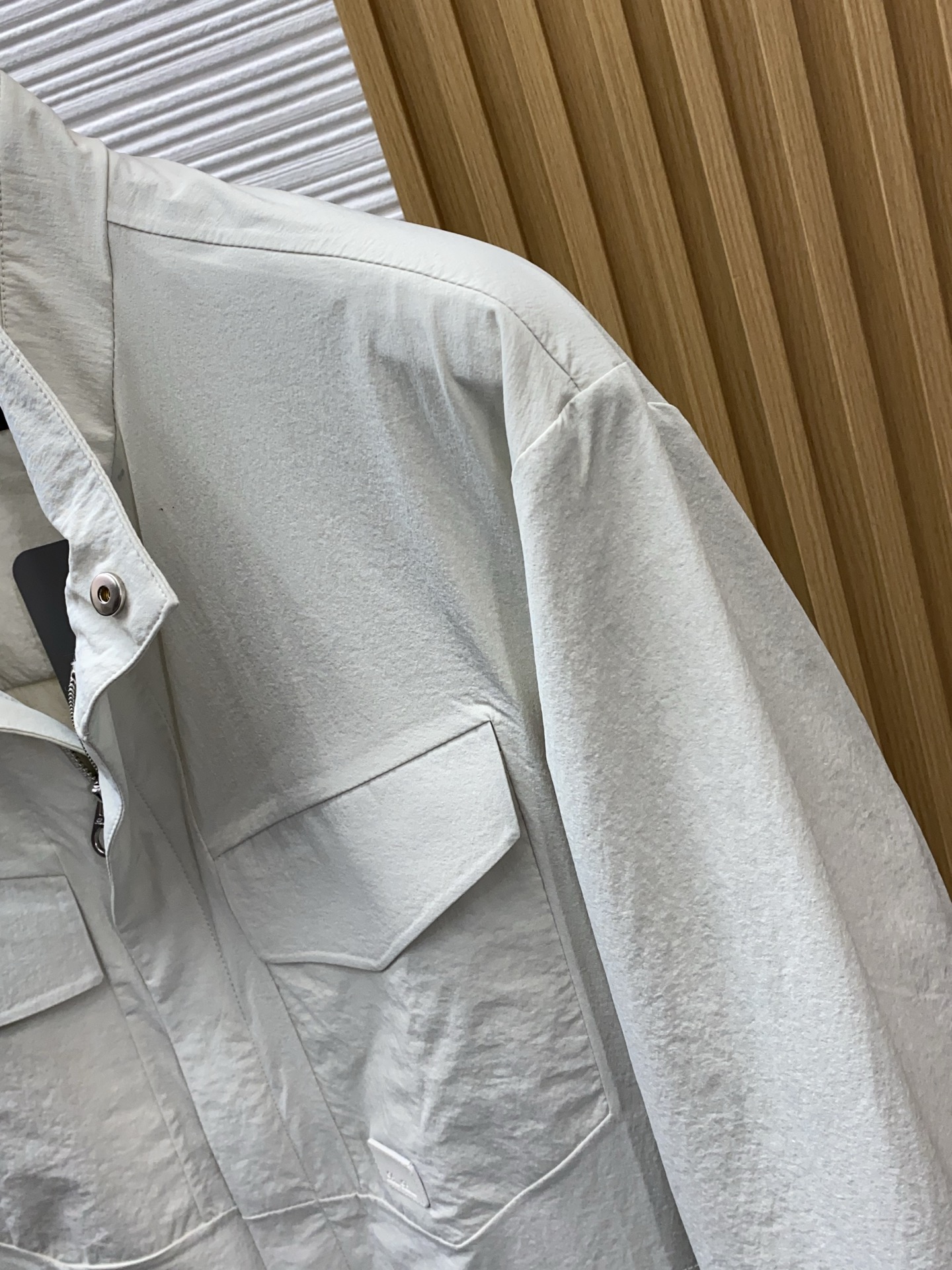 Loro piana 诺优翩雅 2026新款男士休闲定制夹克外套。穿上简约干练的休闲外套，又是活力满满的