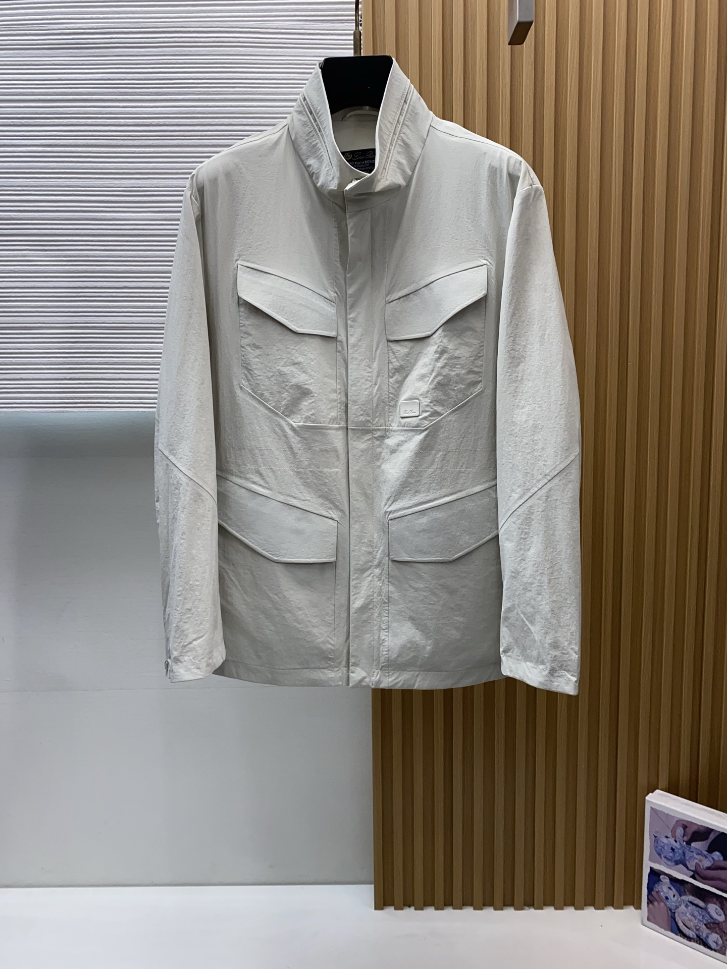 Loro piana 诺优翩雅 2026新款男士休闲定制夹克外套。穿上简约干练的休闲外套，又是活力满满的