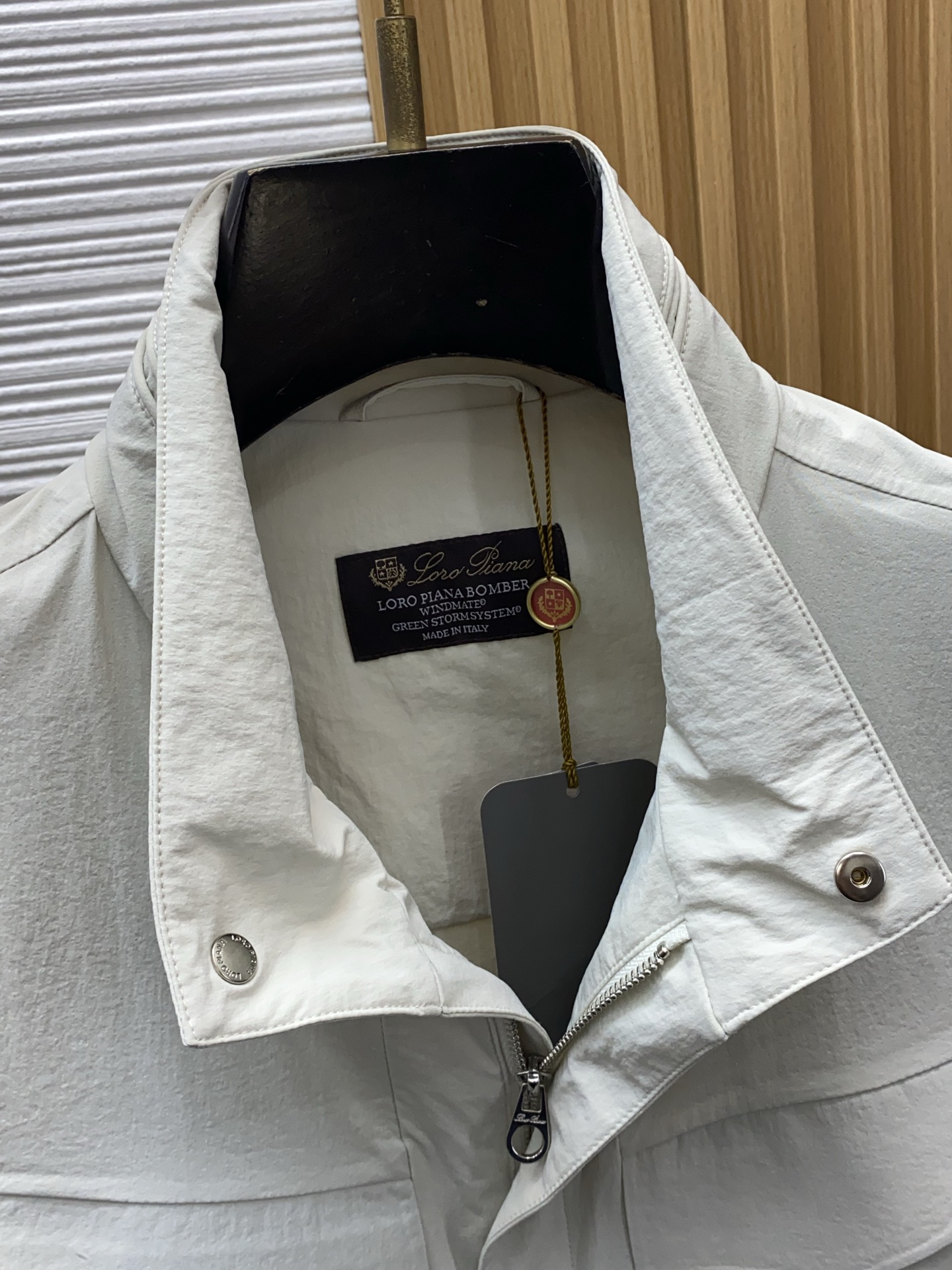 Loro piana 诺优翩雅 2026新款男士休闲定制夹克外套。穿上简约干练的休闲外套，又是活力满满的