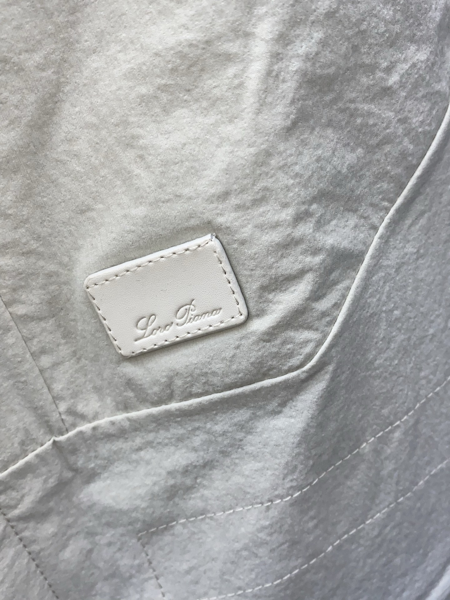 Loro piana 诺优翩雅 2026新款男士休闲定制夹克外套。穿上简约干练的休闲外套，又是活力满满的