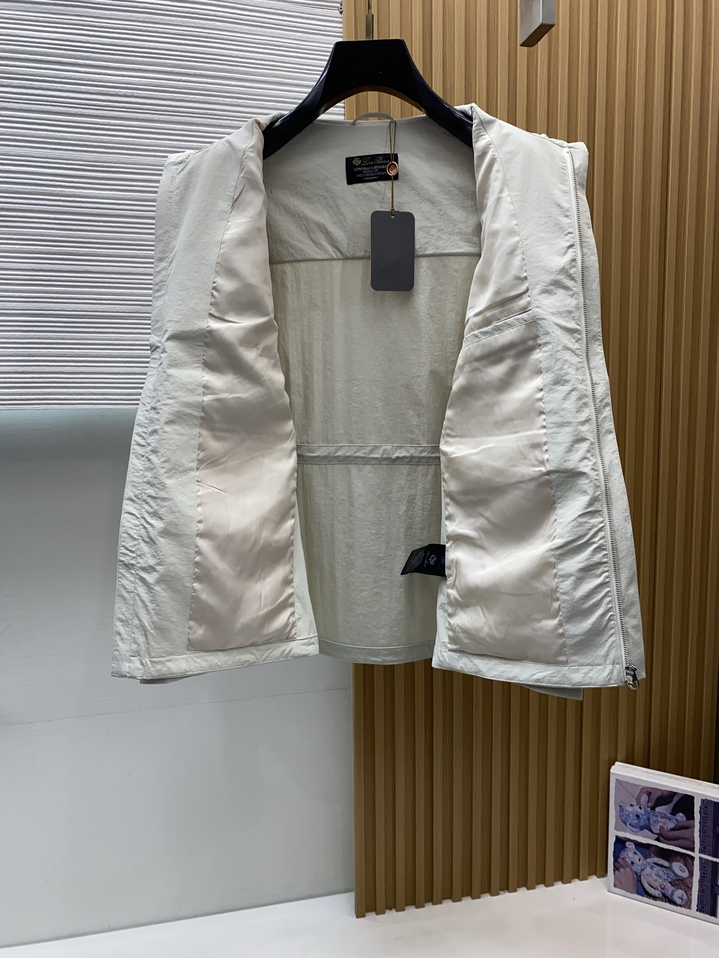 Loro piana 诺优翩雅 2026新款男士休闲定制夹克外套。穿上简约干练的休闲外套，又是活力满满的