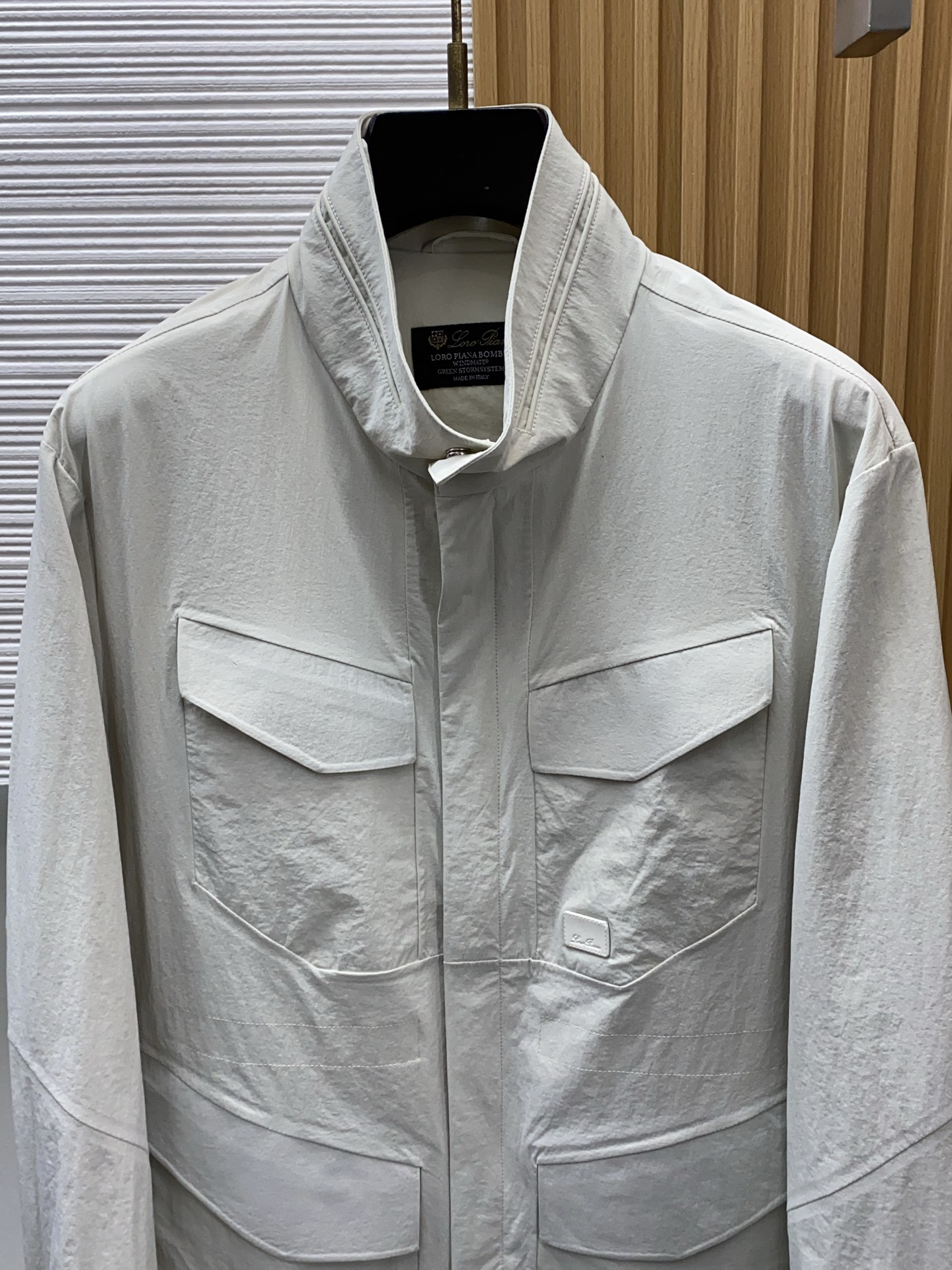 Loro piana 诺优翩雅 2026新款男士休闲定制夹克外套。穿上简约干练的休闲外套，又是活力满满的