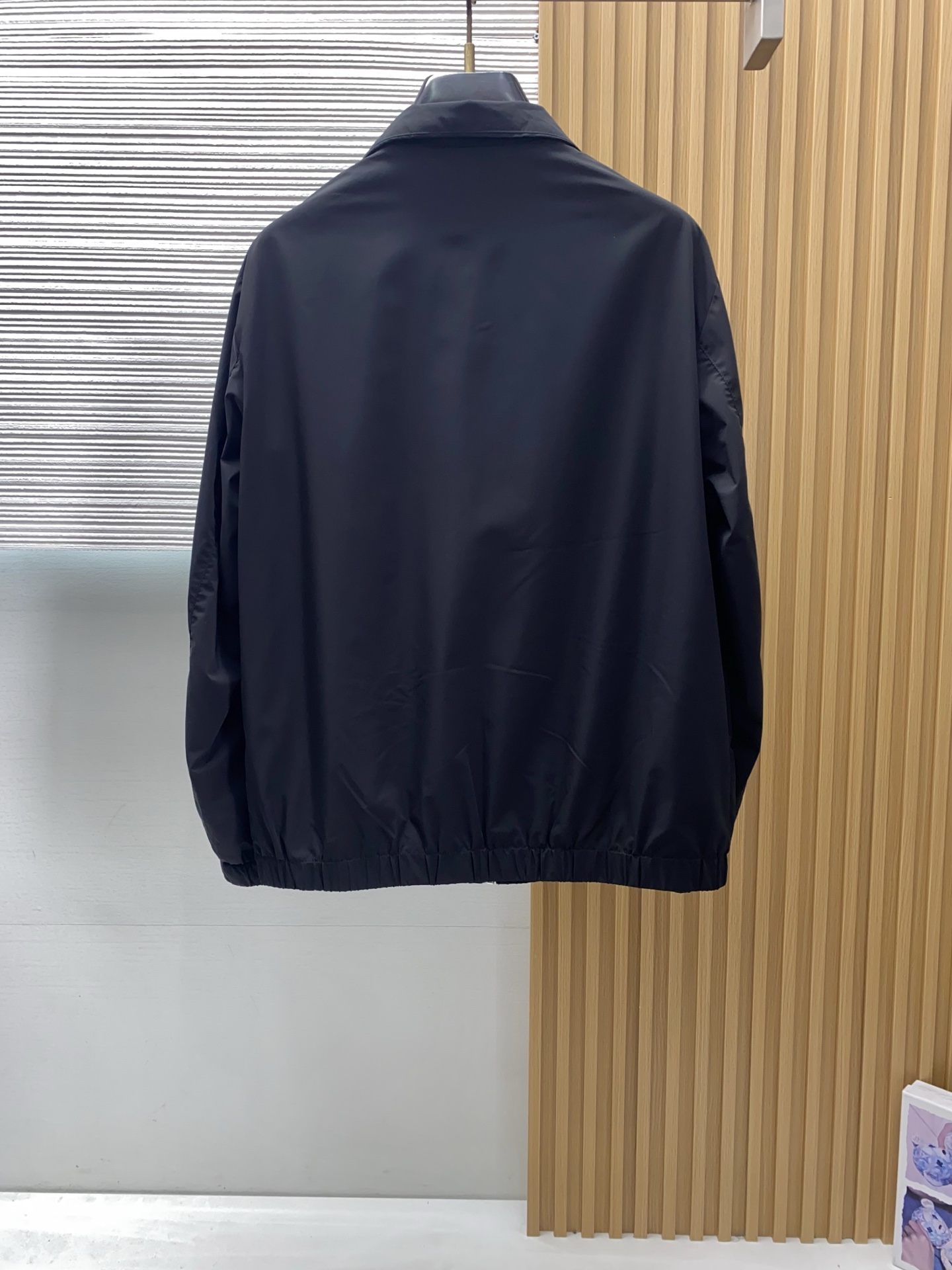 普拉达 2026新款男士休闲定制夹克外套。穿上简约干练的休闲外套，又是活力满满的状态，面料全部需要定制，