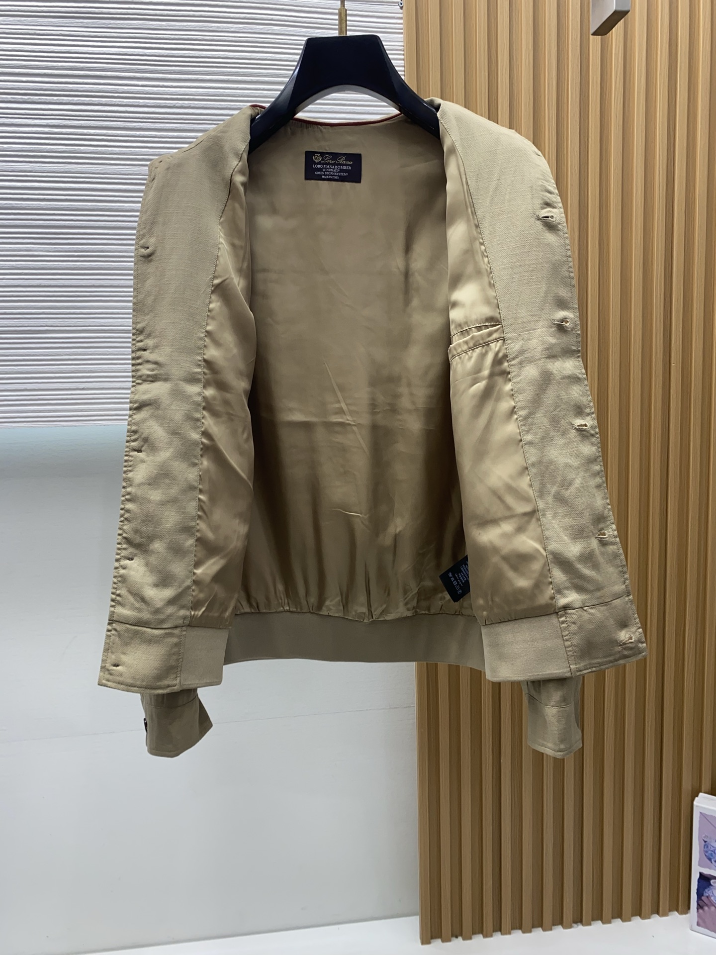 loro Piana 诺优翩雅 2026新款男士定制翻领商务休闲夹克外套。穿上简约干练的休闲外套，又是活